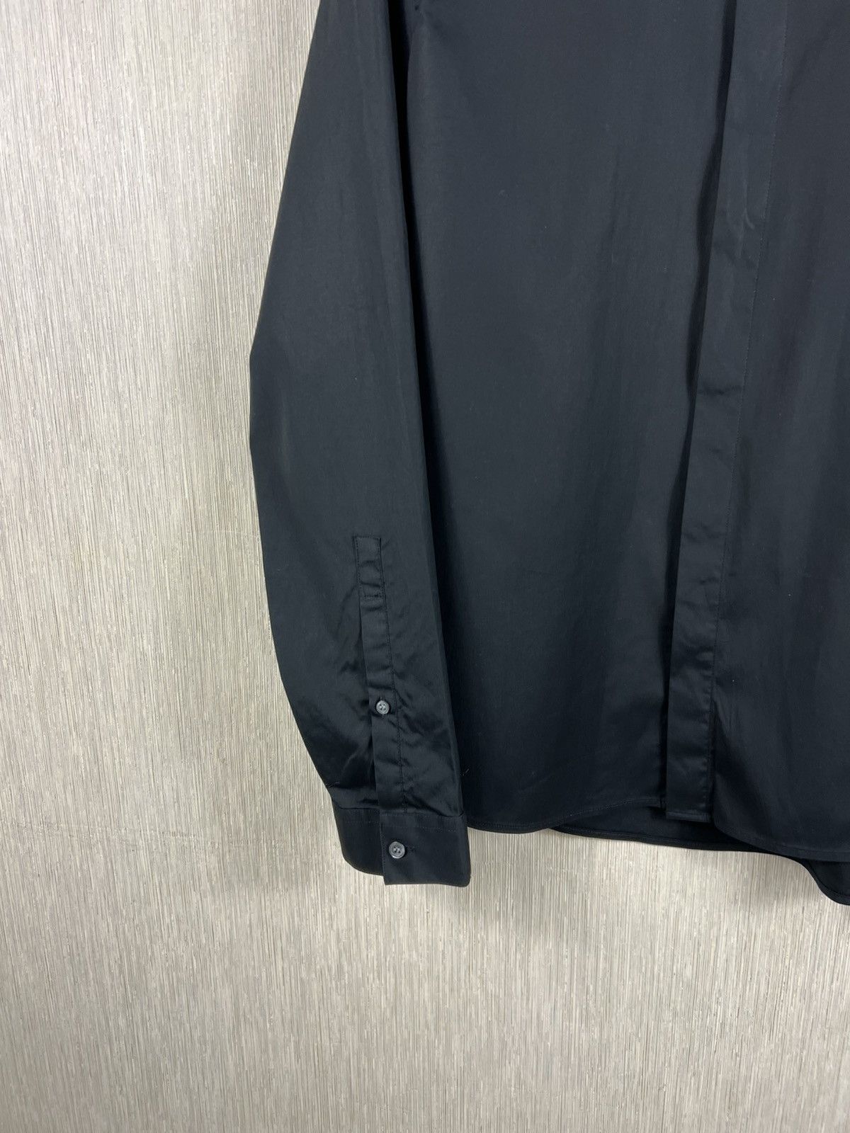 Versace Versace x H&M basic black shirt with V gold detail on collar Size US L / EU 52-54 / 3 - 7 Thumbnail