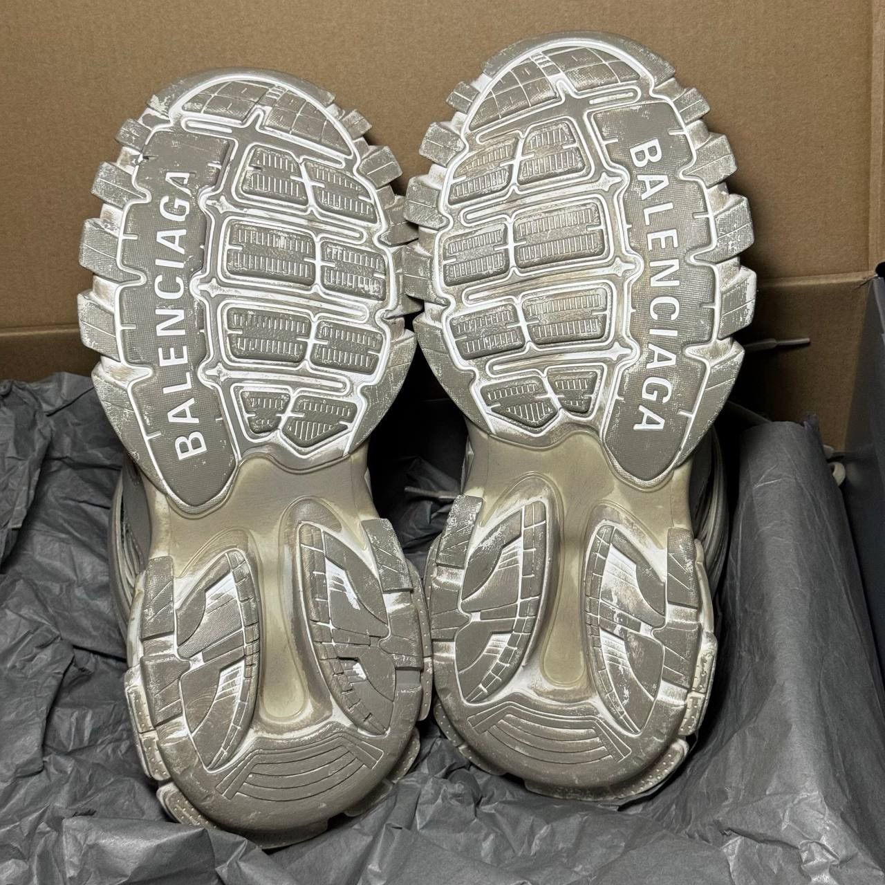 Balenciaga 40 Balenciaga track 1 Faded White Cream Size US 7 / EU 40 - 9 Thumbnail