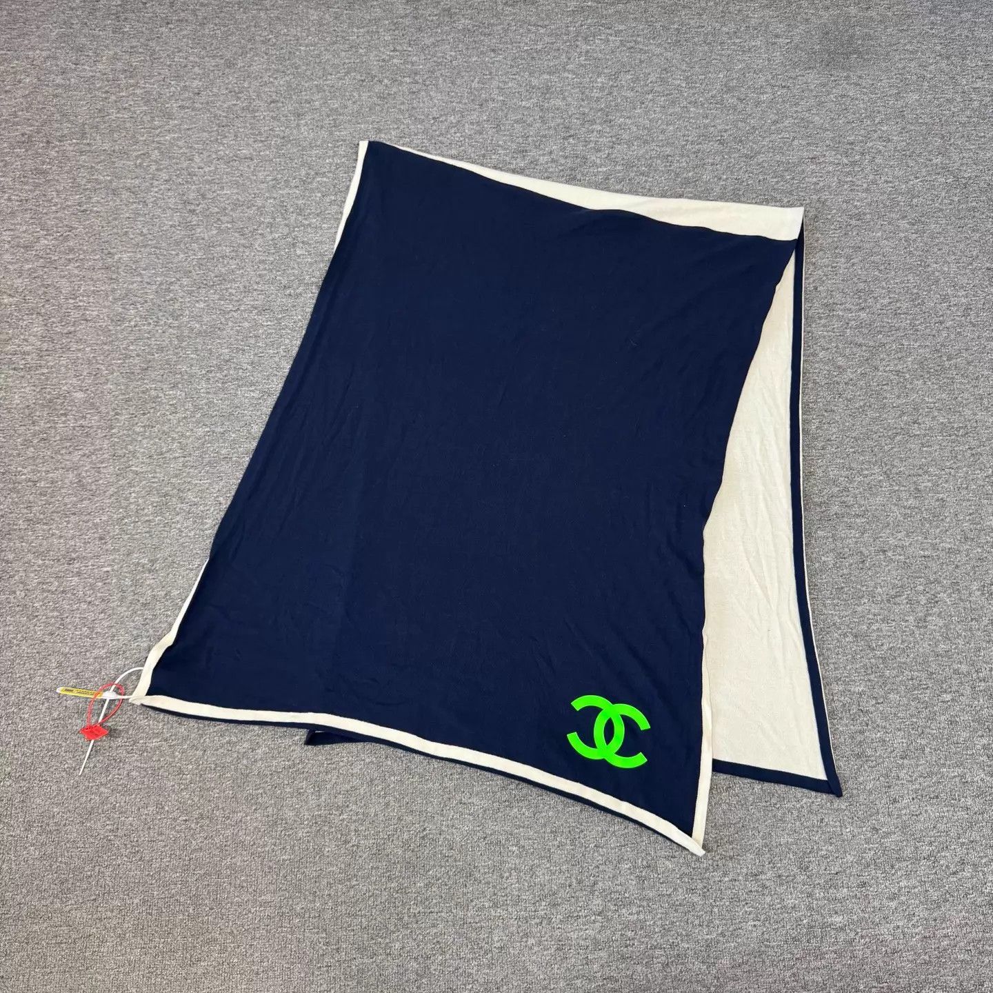 Chanel Chanel Navy Cream CC Logo Scarf 99 New Colorblocked Size ONE SIZE - 1 Thumbnail