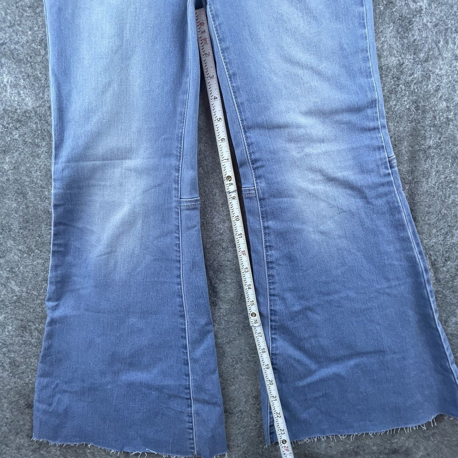 Free People We The Free People Jeans 26 Big Flare Raw Fray Bell Bottom Size 26" / US 2 / IT 38 - 7 Thumbnail