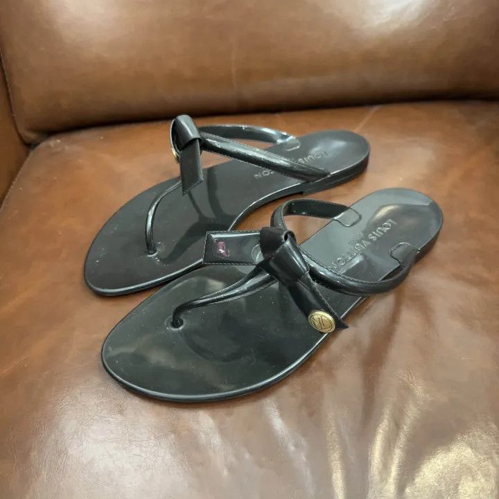 Louis Vuitton Black Rubber Flip Flops for Women 0079