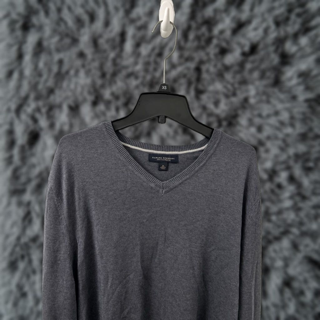Banana Republic Banana Republic Sweater Mens Sz M Gray Silk Cashmere V Neck Pullover Sweatshirt Shirt Sweatshirt Size US M / EU 48-50 / 2 - 1 Thumbnail