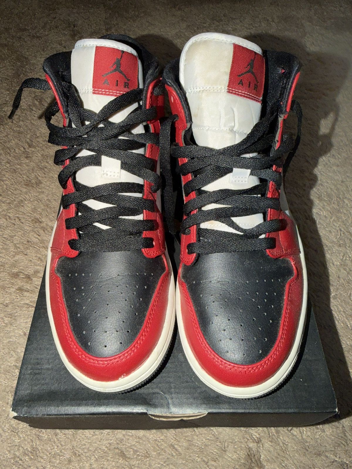 Jordan Brand Air Jordan 1 Mid ‘Chicago Black Toe’ Size US 9 / EU 42 - 1 Thumbnail