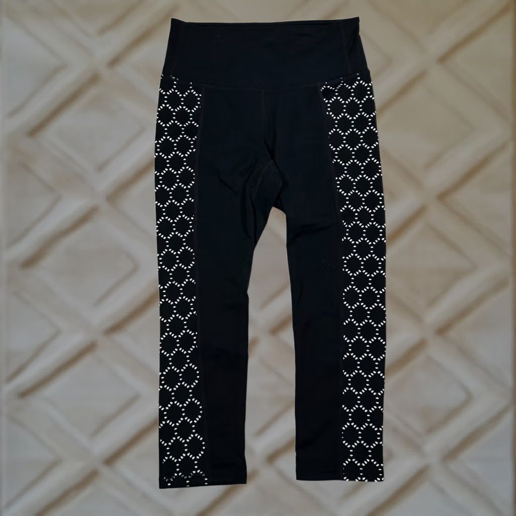 Athleta Athleta High Rise Mosaic Chaturanga Crop Leggings Black Eyelet Athletic XS Women Size 26" / US 2 / IT 38 - 1 Thumbnail