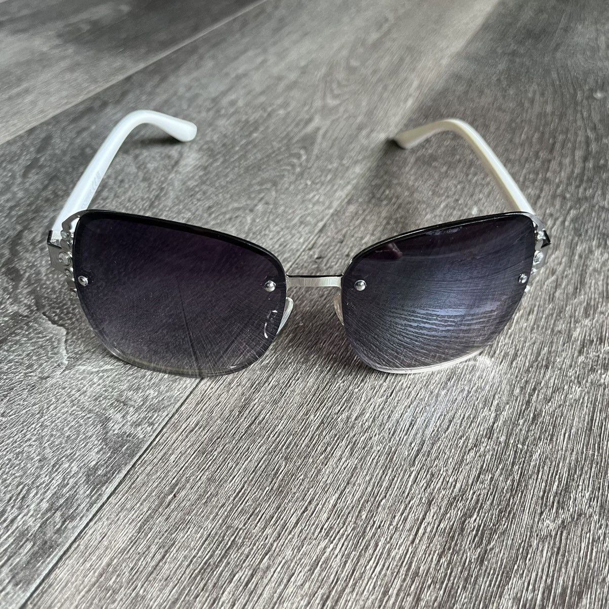 Rocawear × Vintage Vintage Y2K Rocawear Studded Sunglasses Ladies White/Purple Size ONE SIZE - 1 Thumbnail