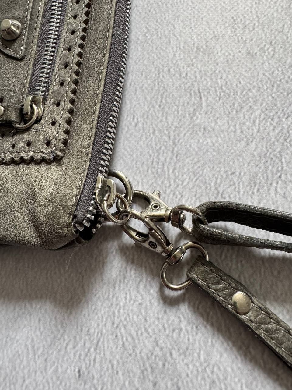 Vintage Vintage Distressed Leather Crossbody Bag Y2K Style Size ONE SIZE - 7 Thumbnail