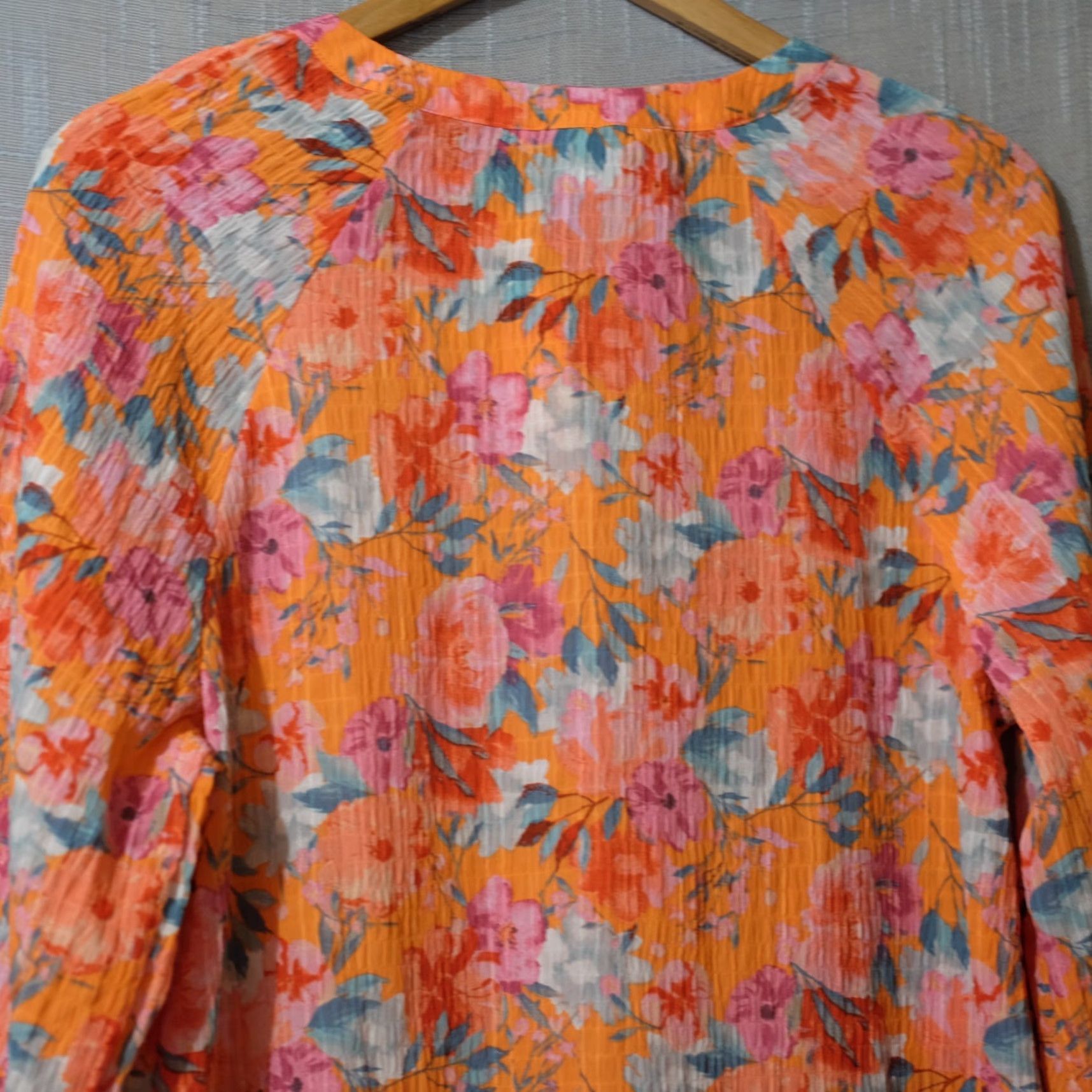 Vintage Counterparts Orange Floral Blouse 3/4 Sleeve Sheer Crinkle V-Neck Womens S Blouse Size S / US 4 / IT 40 - 6 Thumbnail