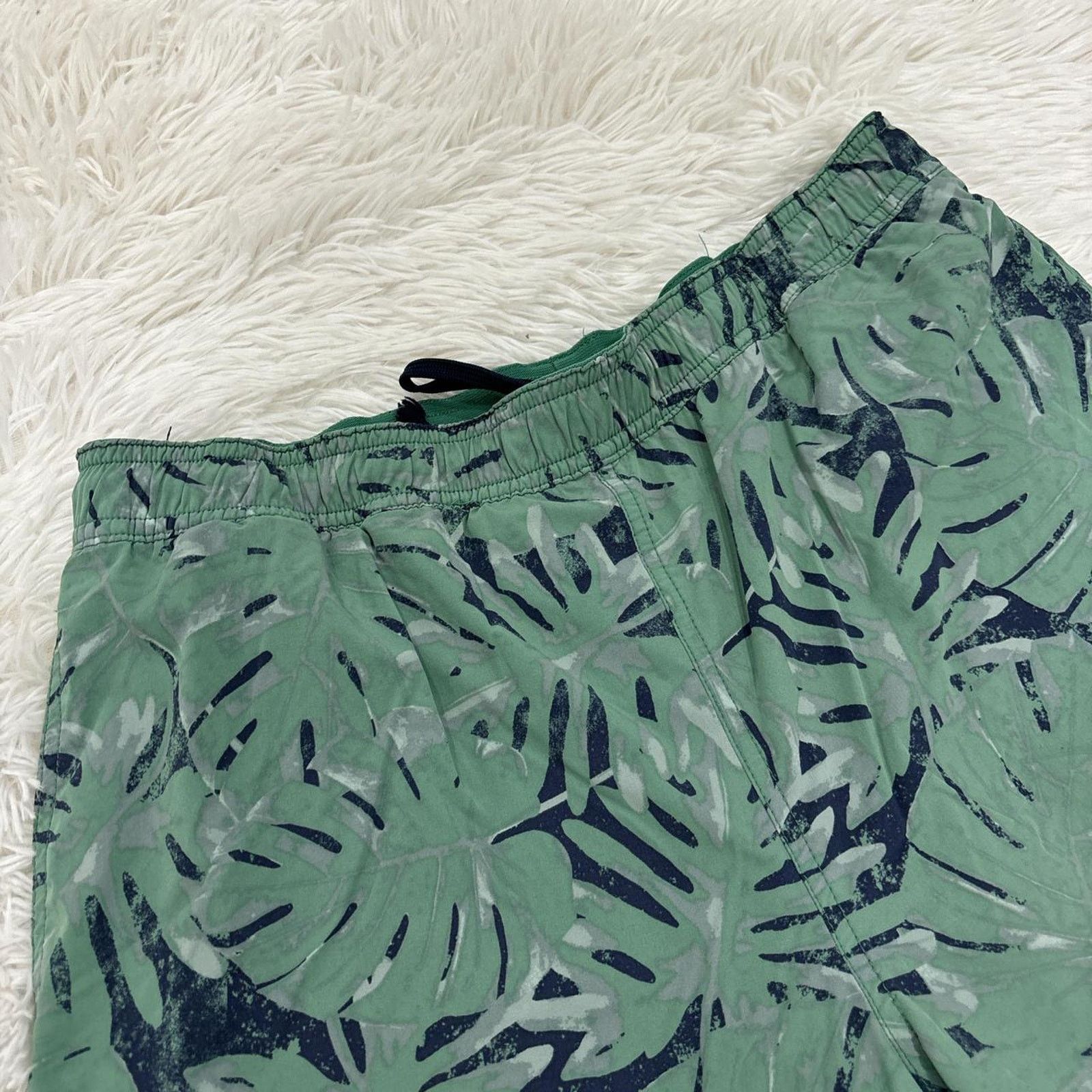 Other Board shorts with all over leaf design Size US 30 / EU 46 - 2 Thumbnail