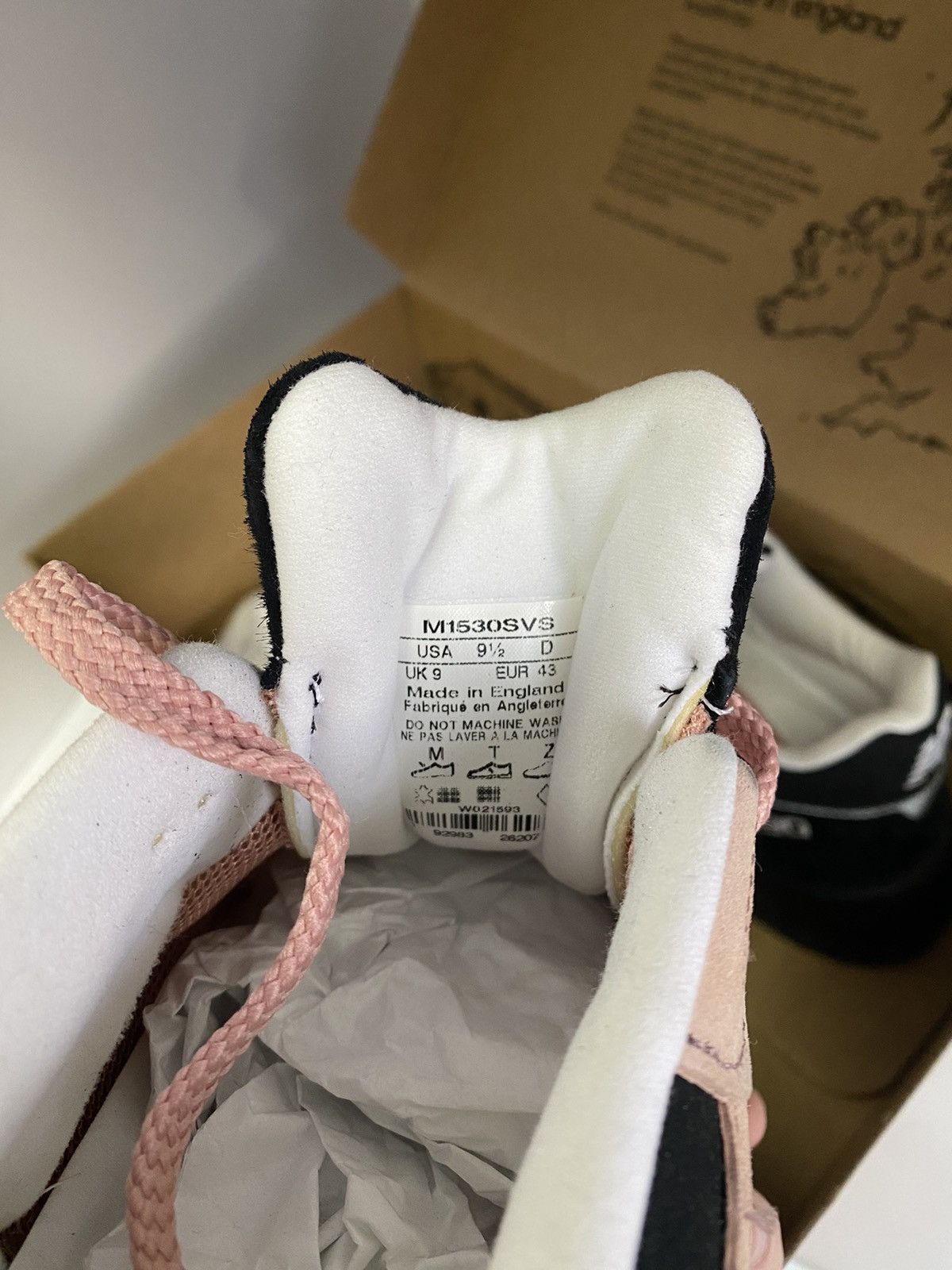 New Balance NEW BALANCE M1530SVS CORAL PINK BLACK MADE IN ENGLAND Size US 9.5 / EU 42-43 - 17 Thumbnail