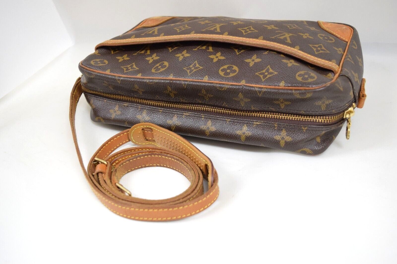 Louis Vuitton Louis Vuitton Trocadero 30 Crossbody Bag Monogram M51272 Size ONE SIZE - 3 Thumbnail