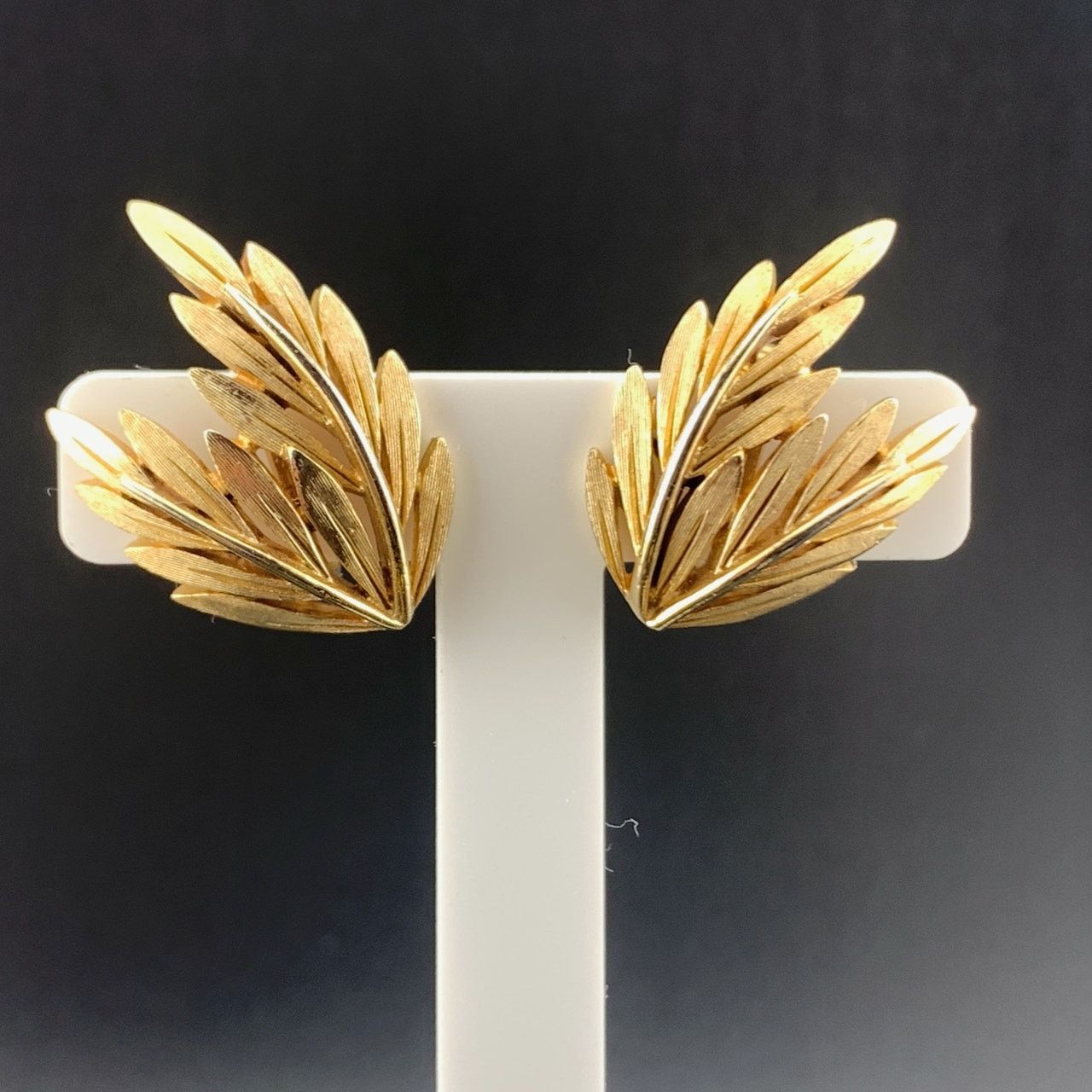 Other Vintage Signed Trifari Gold Tone Leaf Clip On Earrings 1.25" Size ONE SIZE - 1 Thumbnail