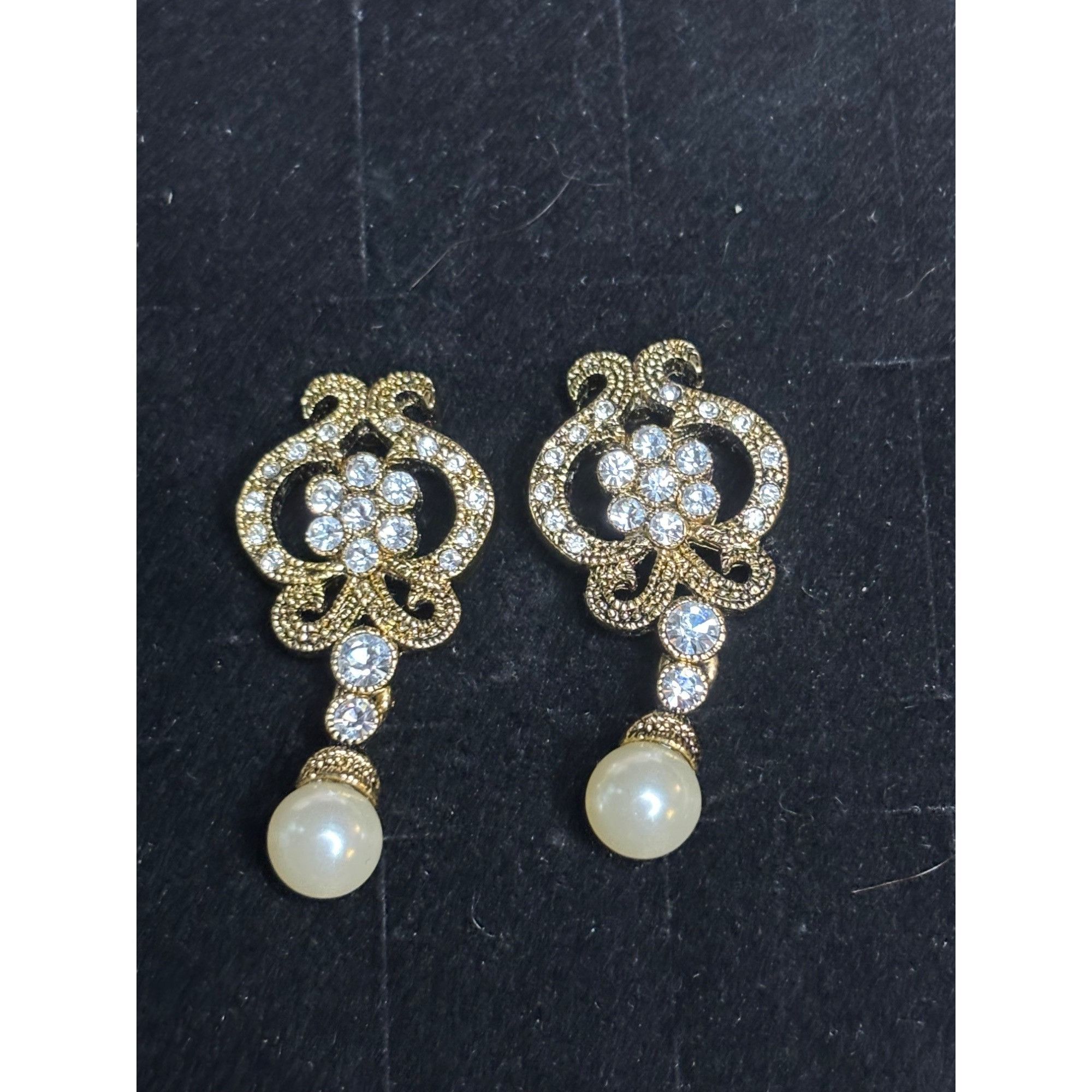 Other Gold Tone Crystal Pearl Dangle Earrings Size ONE SIZE - 1 Thumbnail