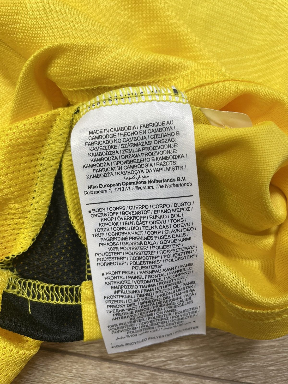 Nike YOUNG BOYS 2020/2021 HOME FOOTBALL SHIRT NIKE SOCCER JERSEY Size US L / EU 52-54 / 3 - 7 Thumbnail