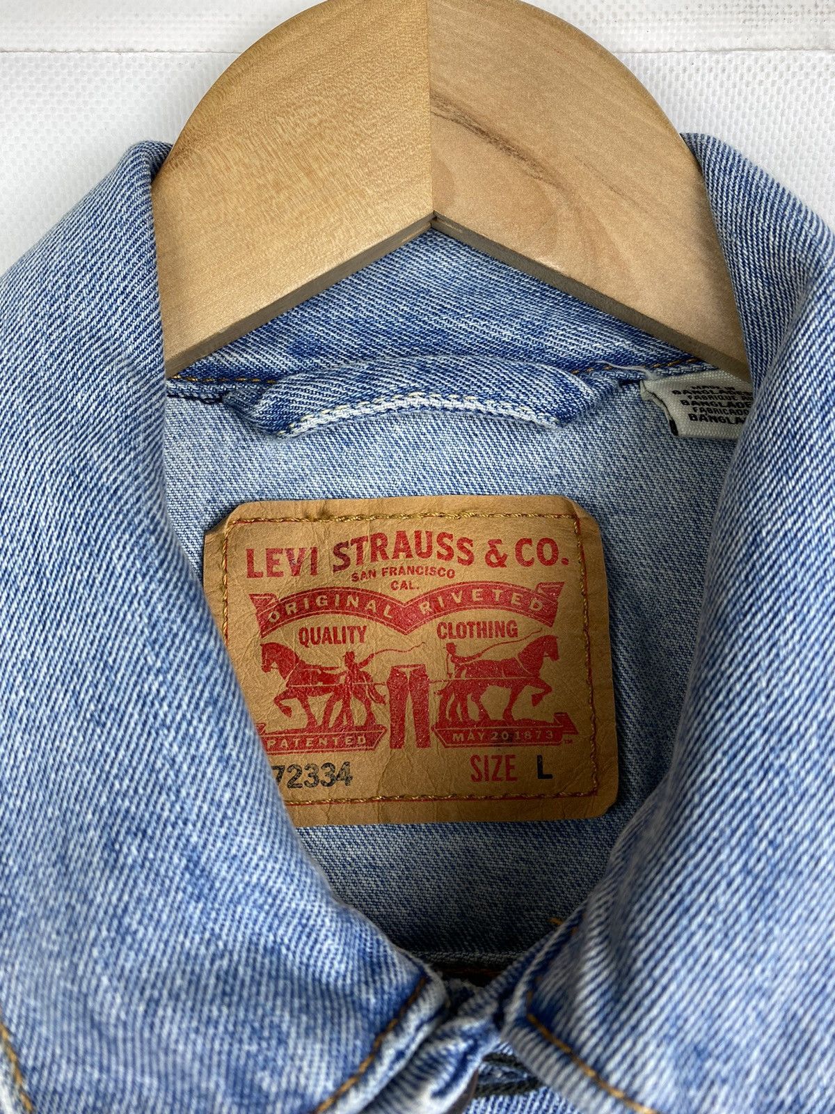 Levi's Levi’s men’s denim trucker jacket size L light blue Size US L / EU 52-54 / 3 - 10 Thumbnail