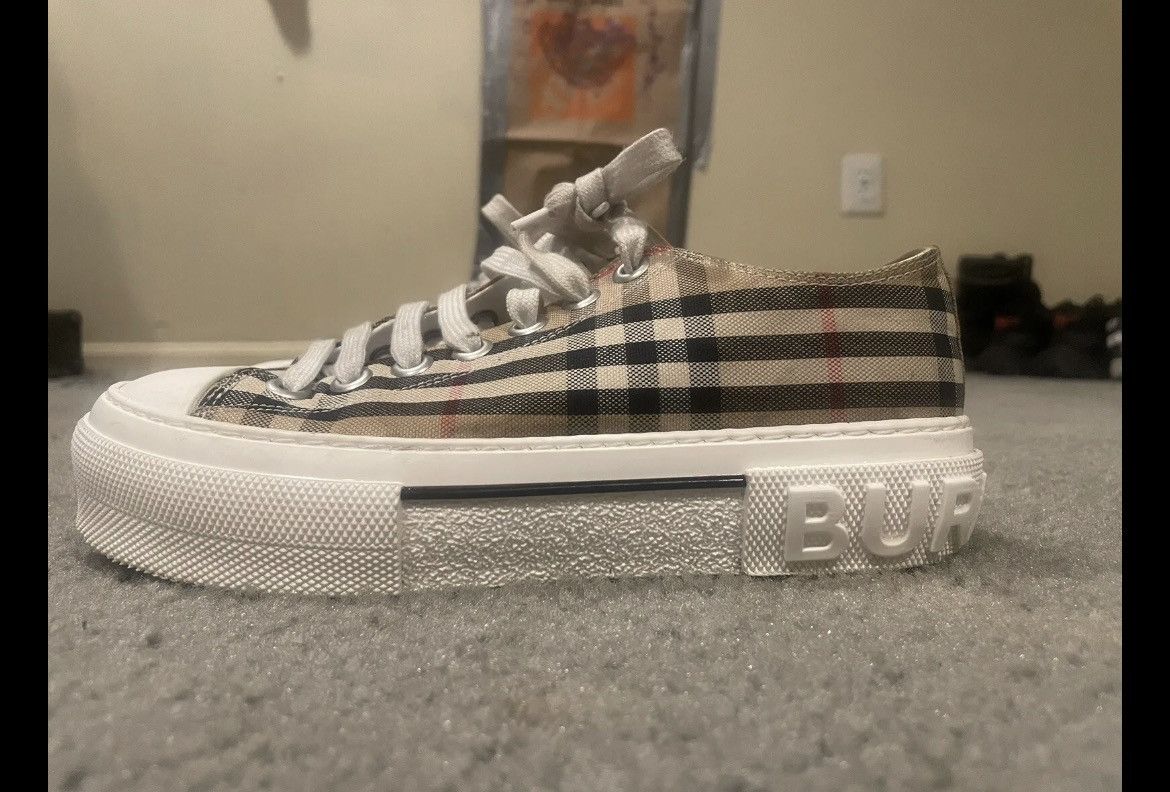 Burberry Size 7 - Burberry Vintage Check Archive Beige/White Size US 6 / IT 36 - 1 Thumbnail