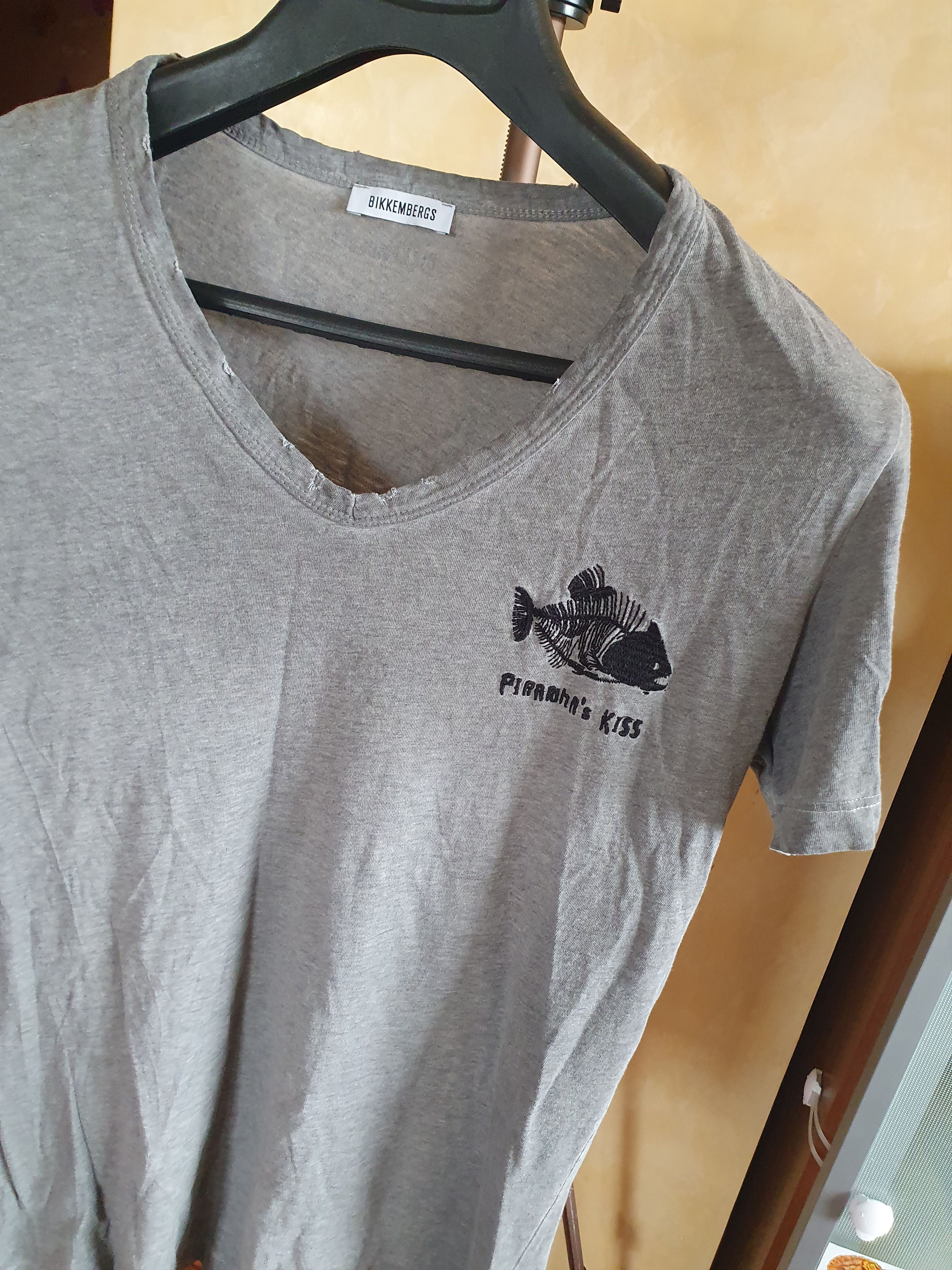 Dirk Bikkembergs Dirk Bikkemberg Piranha's Kiss Distress V-neck tee sz S/M? Size US M / EU 48-50 / 2 - 6 Thumbnail