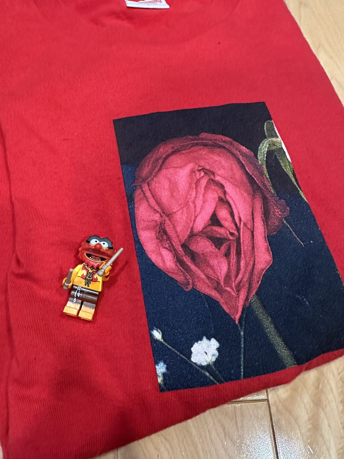 Supreme Akari Rose Red Supreme Tee Large Size US L / EU 52-54 / 3 - 3 Thumbnail
