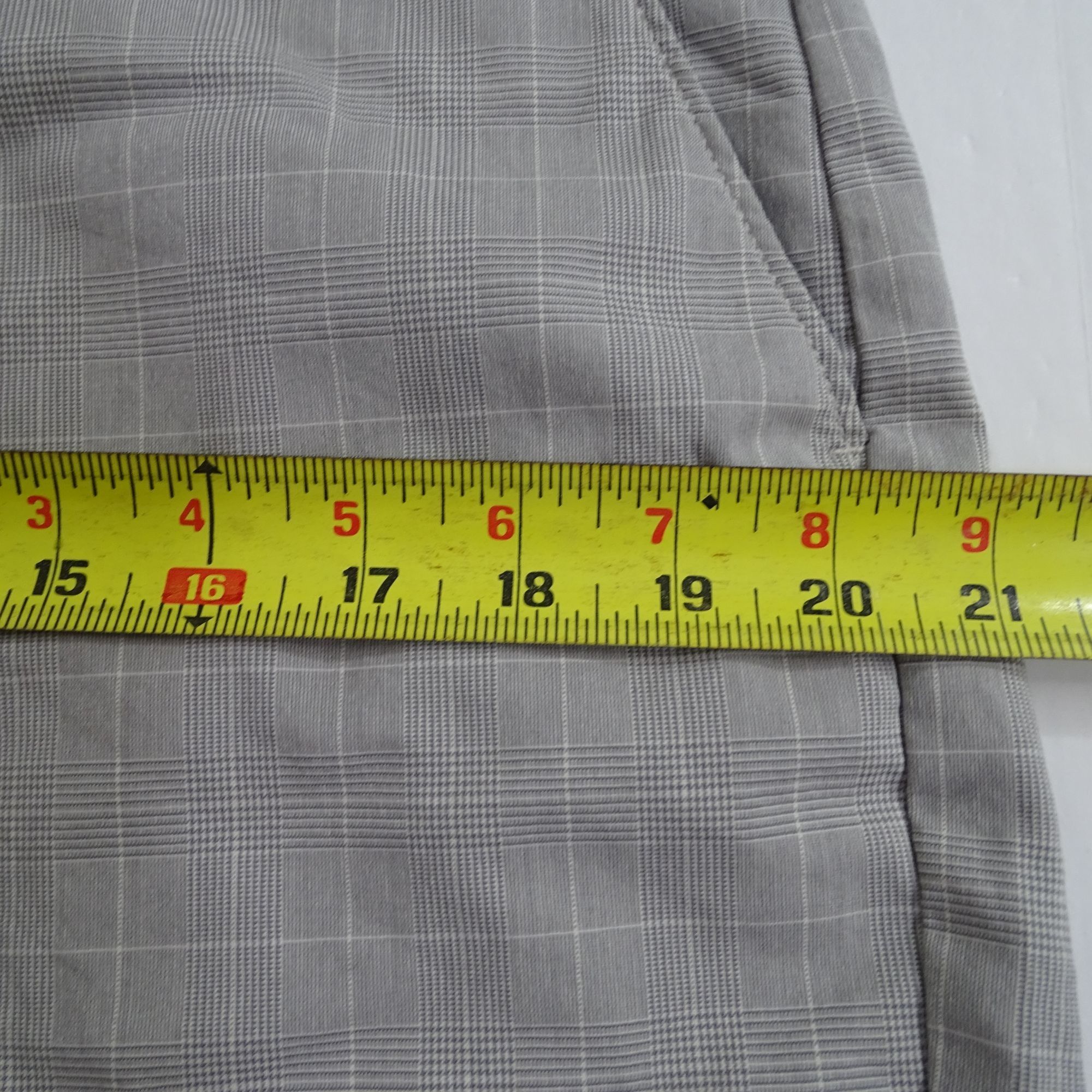 Banana Republic Banana Republic Grayson Grey Glen Plaid Shorts Men Size 33 Size US 33 - 9 Thumbnail