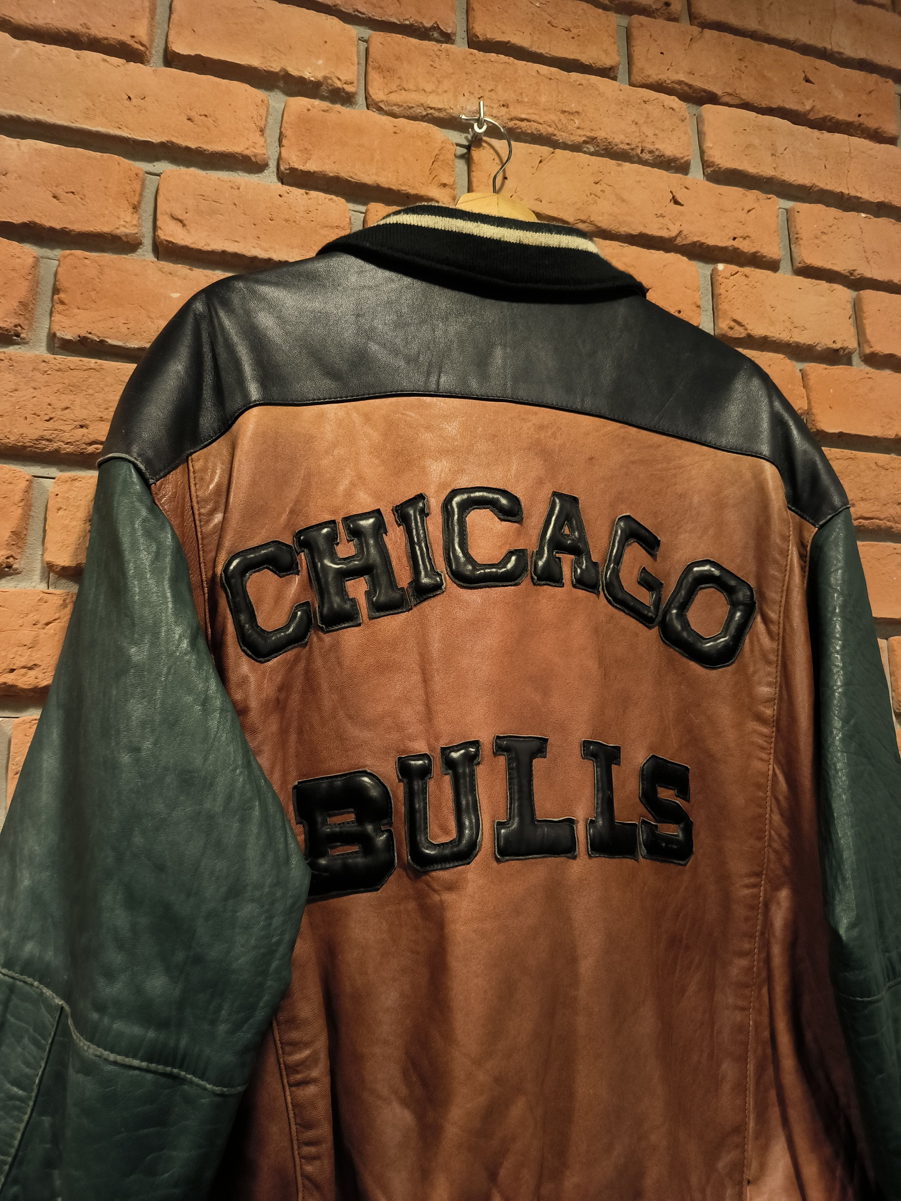 NBA × Vintage Vintage Chicago Bulls Leather Jacket Big Logo Brown Green Size US L / EU 52-54 / 3 - 9 Thumbnail