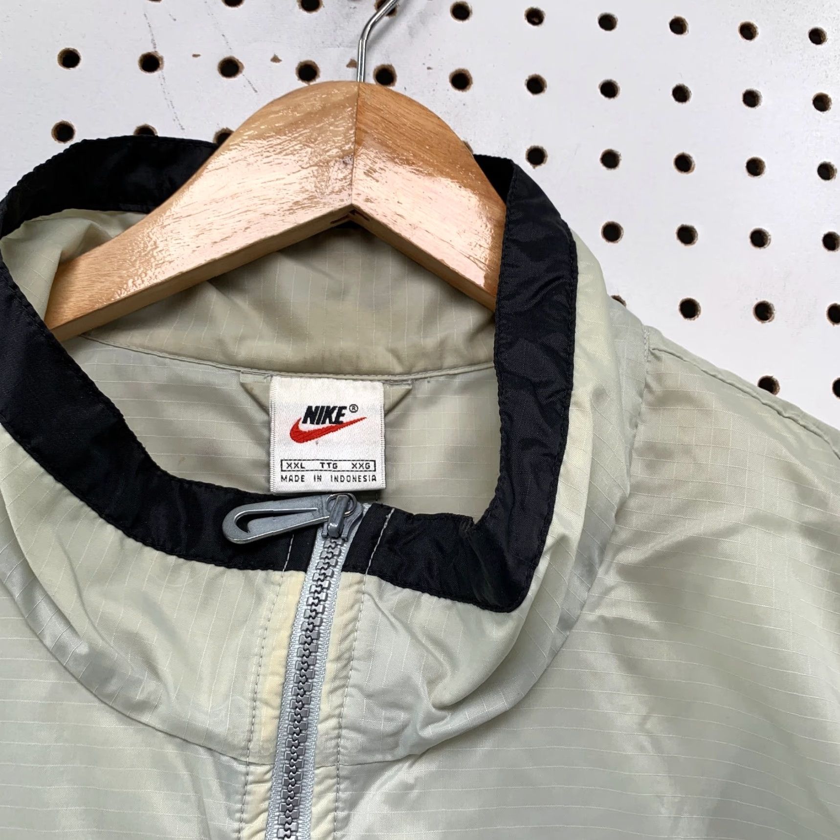 Nike VINTAGE Nike Windbreaker Jacket Mens 2XL Gray Lightweight Oversize Jacket Mens 2XL Gray Nike Windbreaker 90s Theme Mens Size US XXL / EU 58 / 5 - 4 Thumbnail