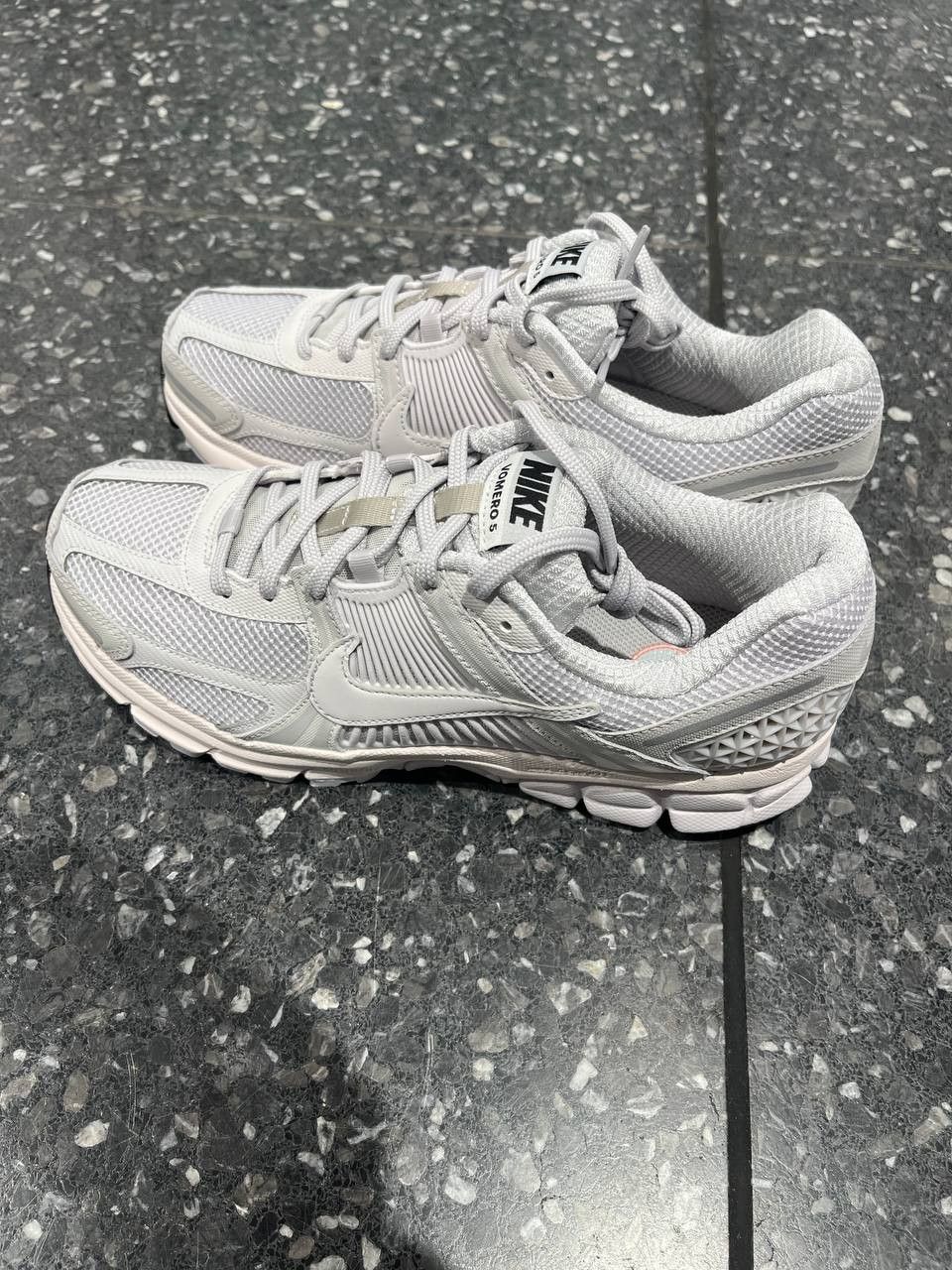 Nike Nike Zoom Vomero 5 Size US 10 / EU 43 - 3 Thumbnail