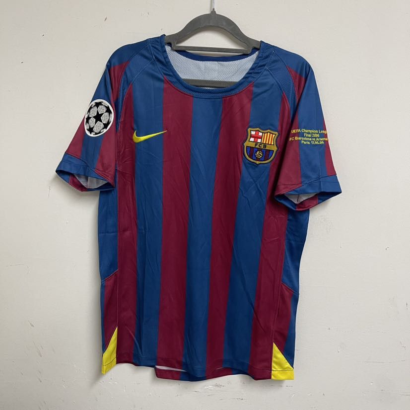 Soccer Jersey × Vintage 2005-06 Barcelona Ronaldinho Home Soccer Jersey