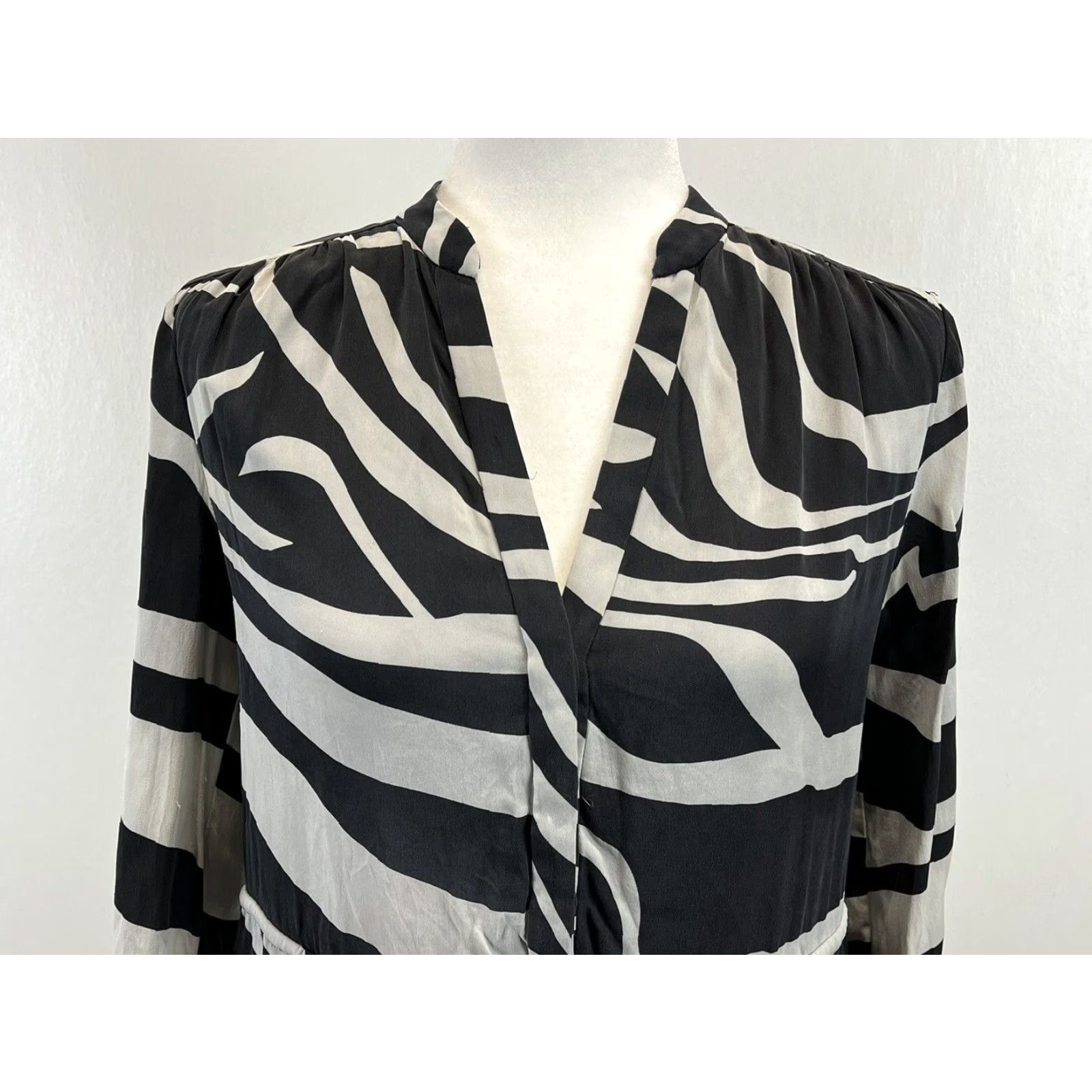 Diane von Furstenberg VINTAGE Diane von Furstenberg Animal Print Zebra Silk Blend Shirt Dress Womens Size 2 Black & Grey Size XS / US 0-2 / IT 36-38 - 3 Thumbnail