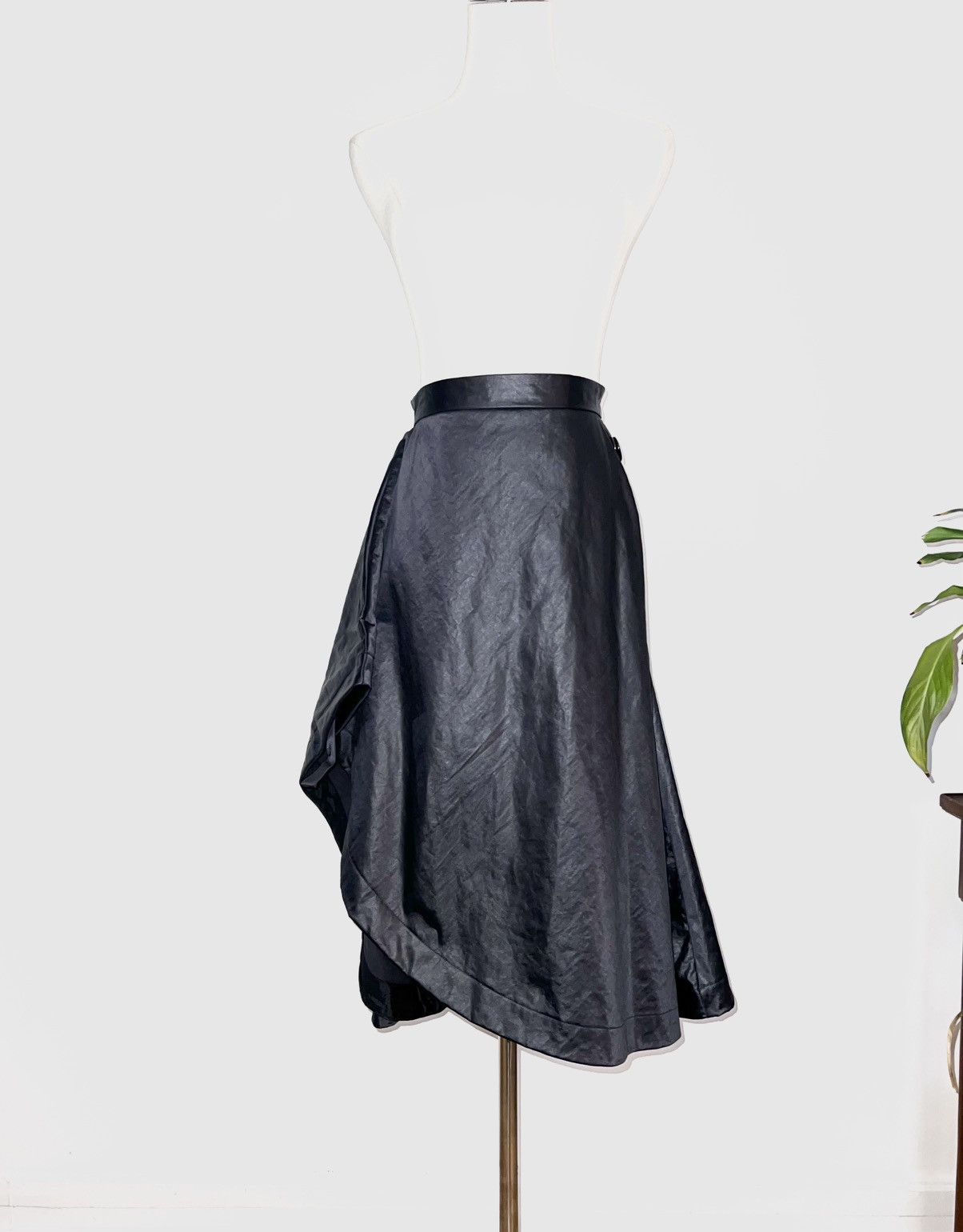 ANREALAGE Anrealage asymmetric wrap skirt in nylon with belt detail. Size 27" / US 4 / IT 40 - 2 Thumbnail