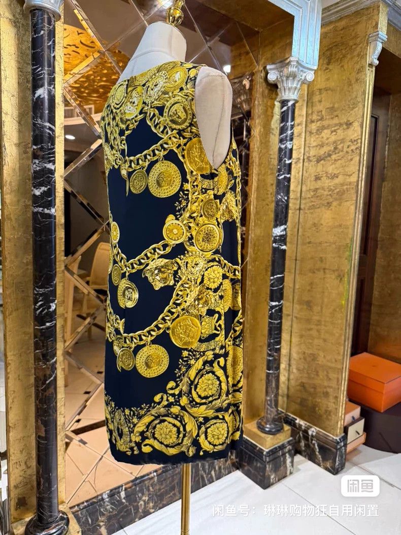 Versace Versace Black gold chain print dress Size M / US 6-8 / IT 42-44 - 7 Thumbnail