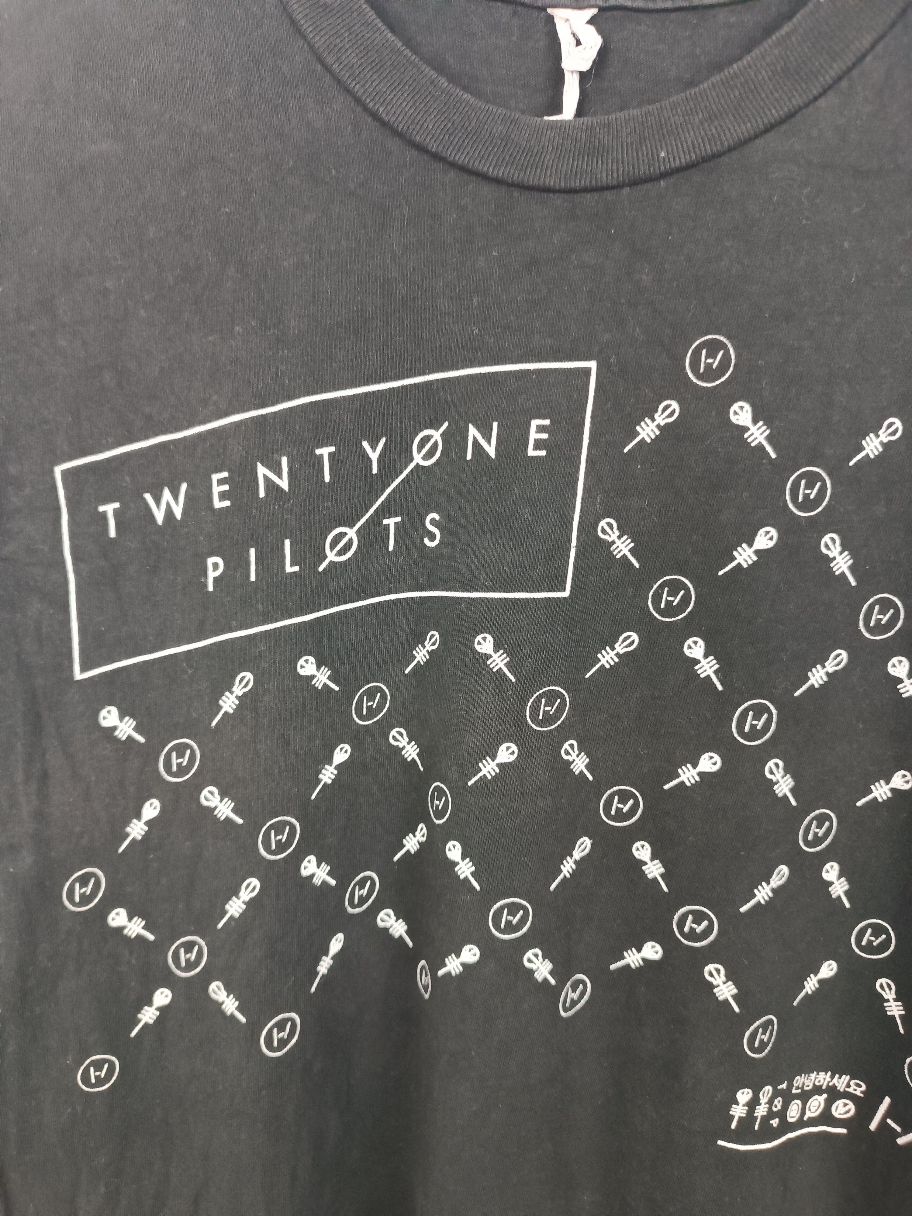 Band Tees VINTAGE TWENTY ONE PILOTS 21 TEE rock band rap linkin park Size US S / EU 44-46 / 1 - 10 Thumbnail