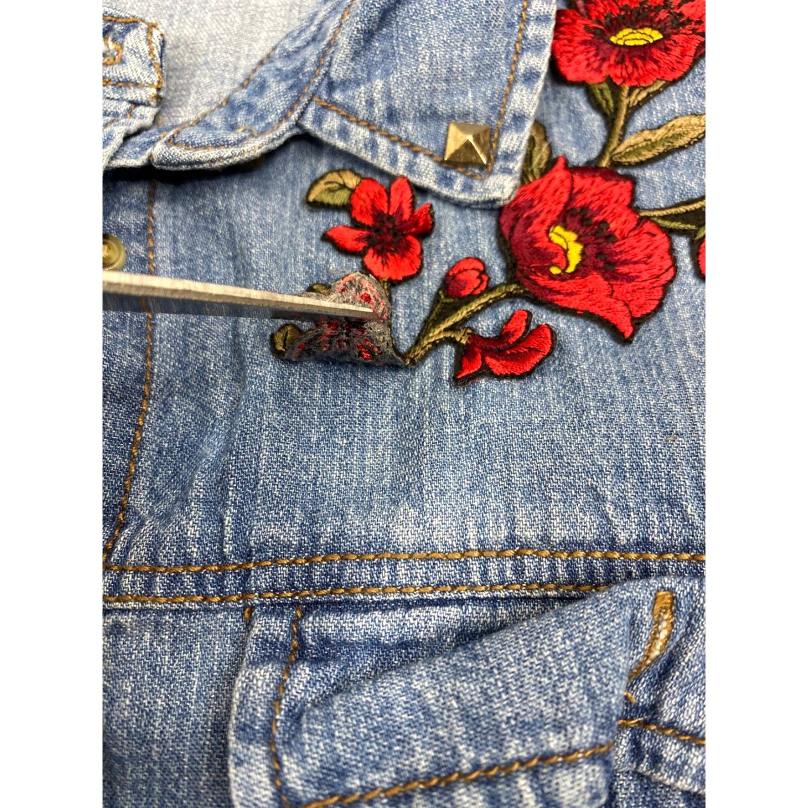 Vintage Stradivarius Womens Denim Button Down Long Sleeve Size L Floral blue 1990s Casual Cotton Regular Womens Size L / US 10 / IT 46 - 4 Thumbnail