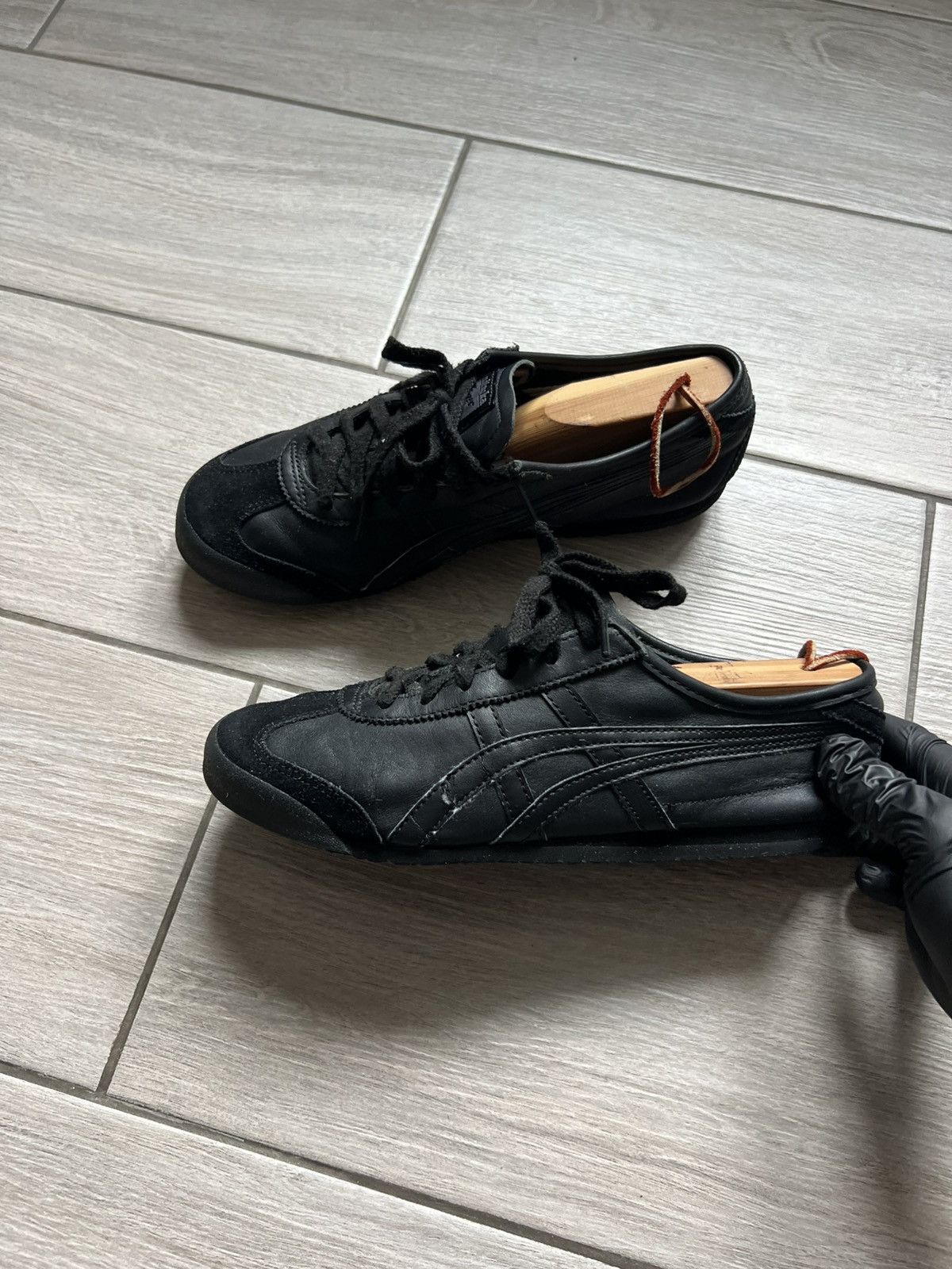 Asics Vintage Asics Onitsuka Tiger Leather Classic Black Sneakers Size US 7 / EU 40 - 4 Thumbnail