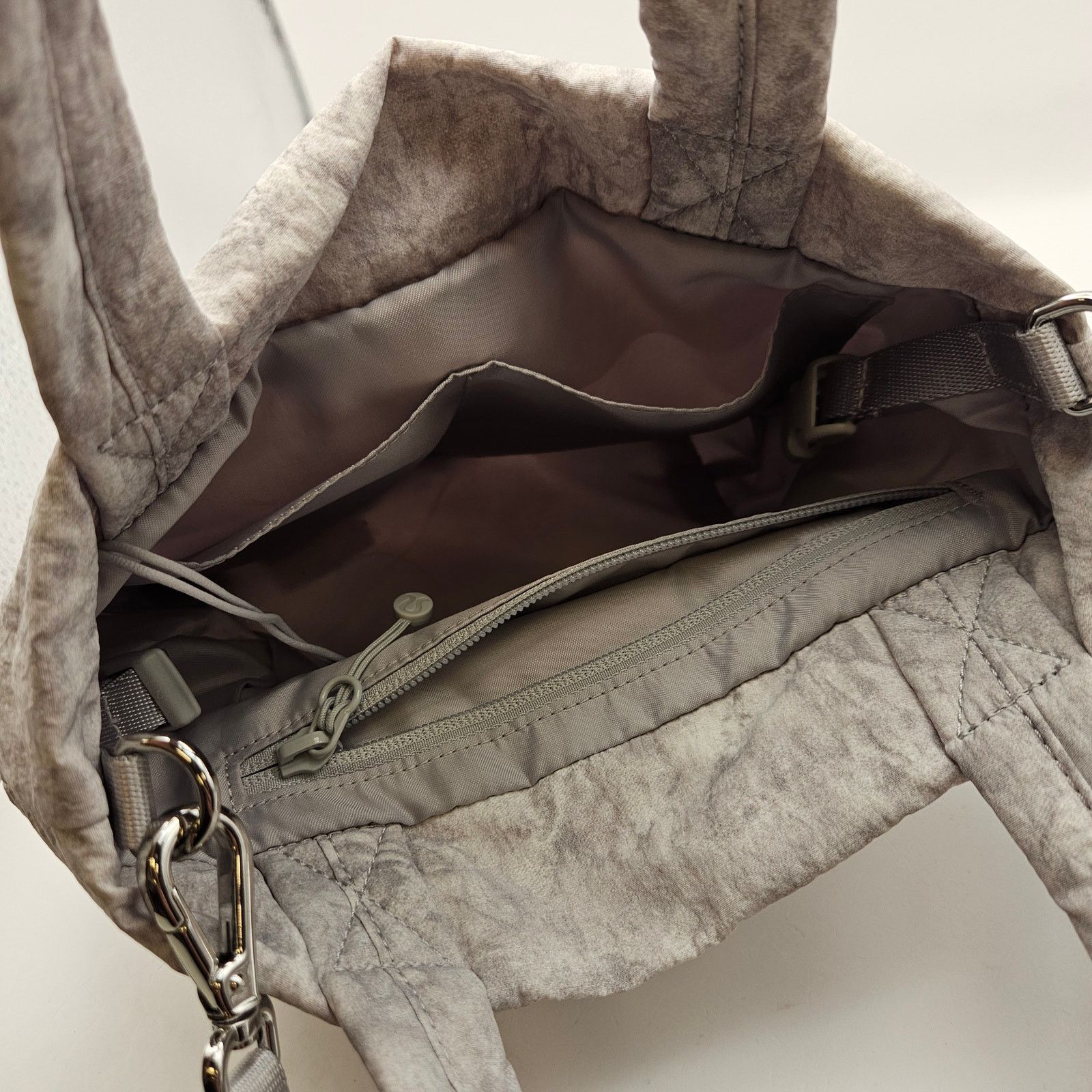 crossbody lululemon bag Texas Longhorns Everywhere Metal Hardware This lululemon Crossbody Camera Bag offers a sleek and contemporary way to carry your essentials while repping the Washington Capitals This cross lululemon Light Ivory Washington Capitals