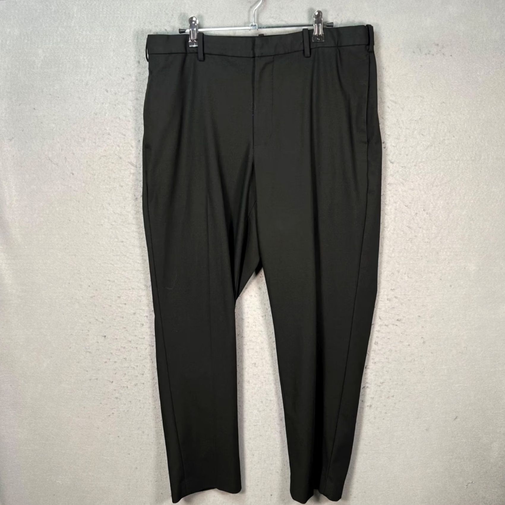 Uniqlo Uniqlo Mens Dress Pants Slim Fit Black 34 in Inseam 28 in Stretch Flat Front Tapered Casual All Season Regular Size L Mens Pants Black Slim Stretch Size US 33 - 2 Thumbnail