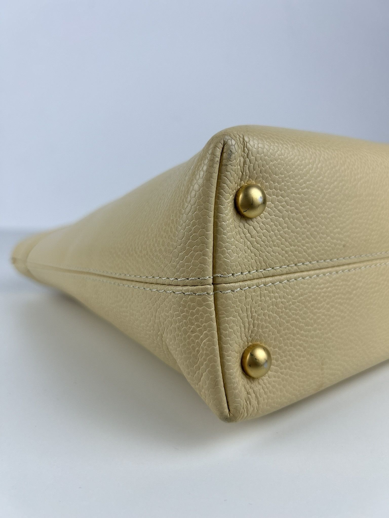 Chanel 2004-2005 Chanel coco mark caviar open tote bag in buttery Size ONE SIZE - 16 Thumbnail