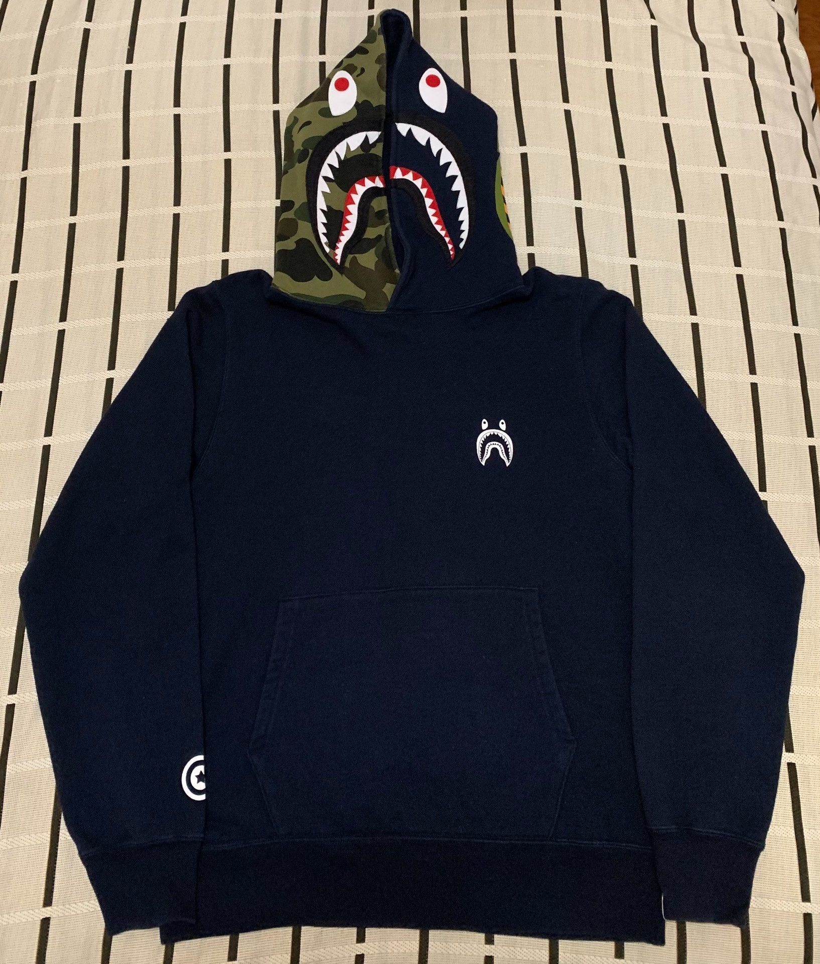Bape Bape Shark Camo Hoodie M Men Size US M / EU 48-50 / 2 - 1 Thumbnail