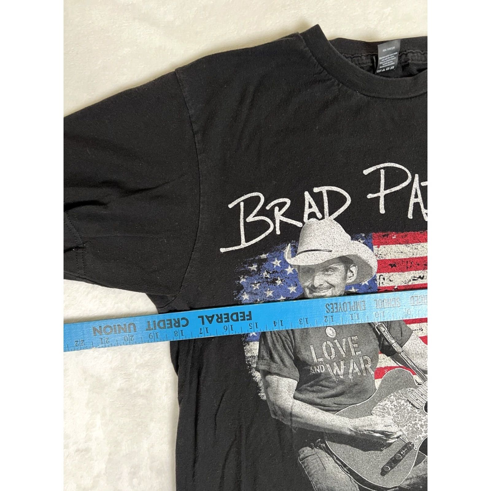 Tultex Brad Paisley Love And War Concert T-Shirt M Double-Sided Black Men Medium Shirt Size US M / EU 48-50 / 2 - 3 Thumbnail