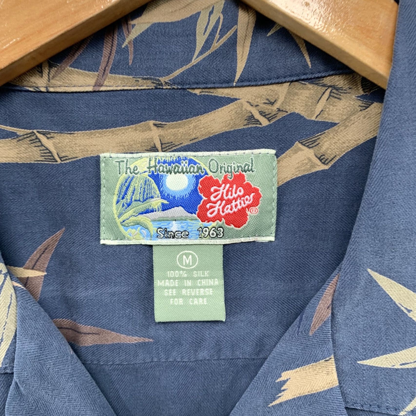 Hilo Hattie VINTAGE Hilo Hattie Shirt Hawaiian Button-Up Mens M Blue Floral Silk Short Sleeve 100% Silk Hawaiian Theme Mens Size US M / EU 48-50 / 2 - 4 Thumbnail