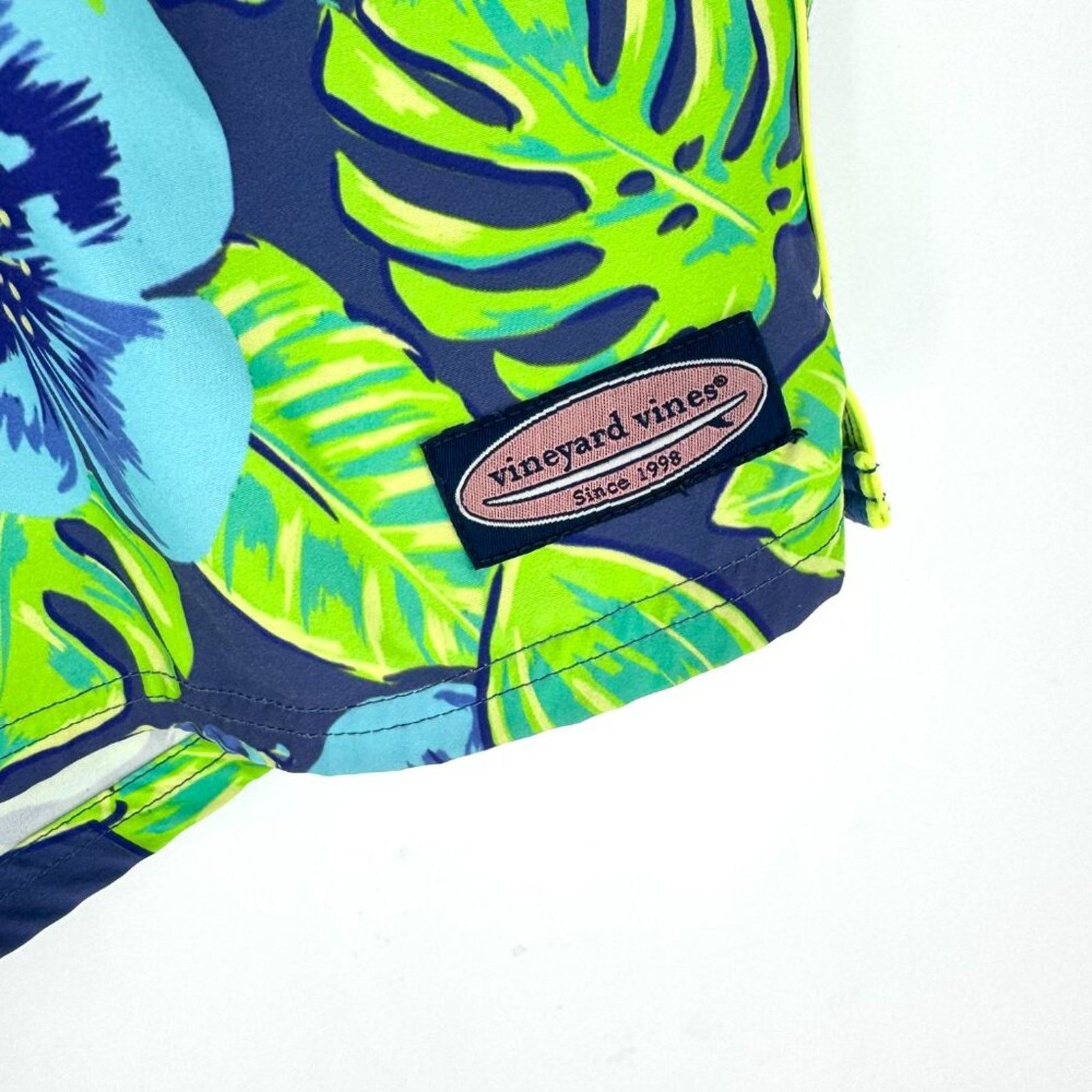 Vineyard Vines Vineyard Vines Floral Swim Trunks Blue Green Men's Medium Size US 31 - 4 Thumbnail