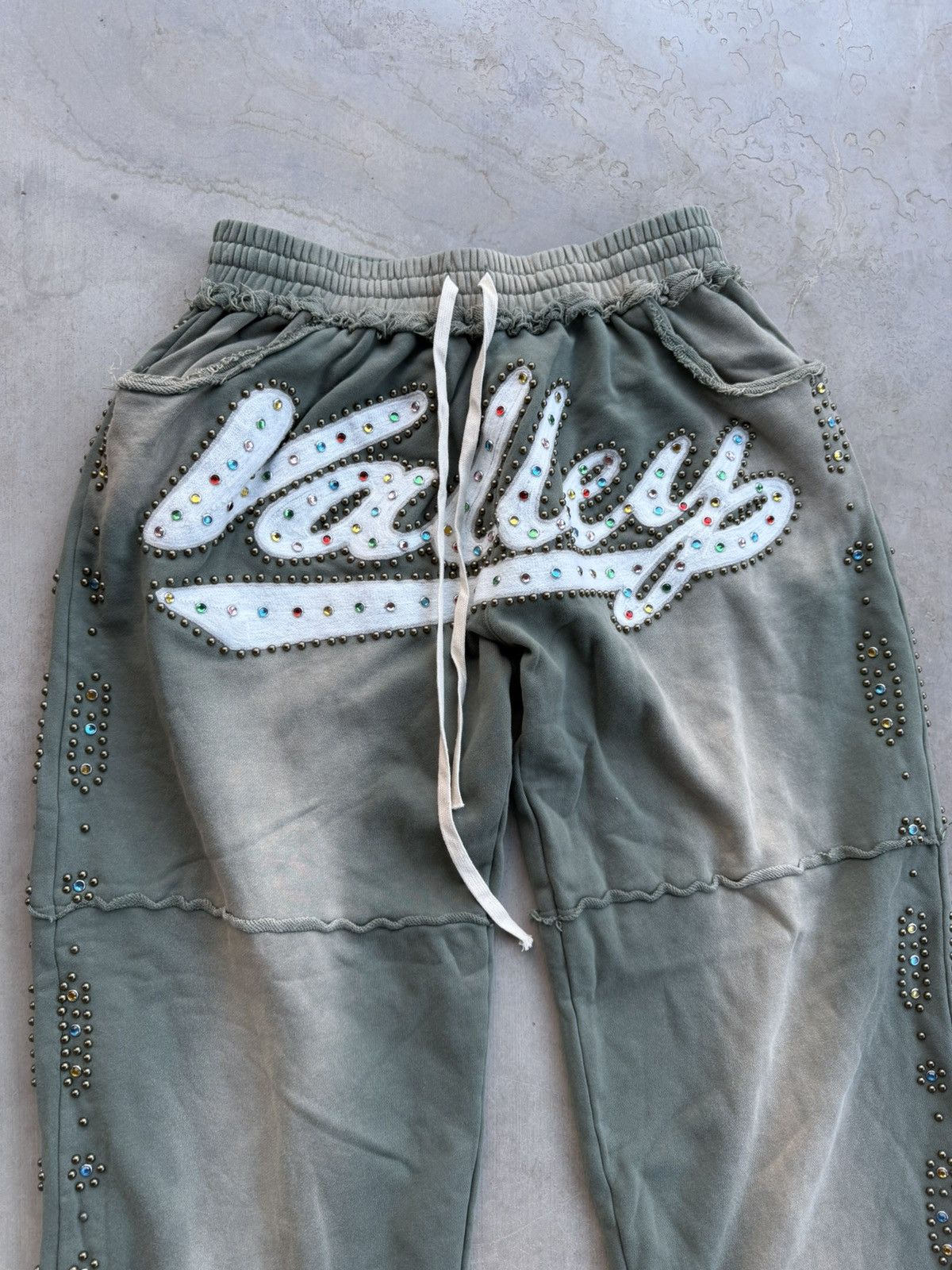Vale Vale Forever Green Skittle Sweatpants Size Medium l NWT Size US 32 / EU 48 - 4 Thumbnail
