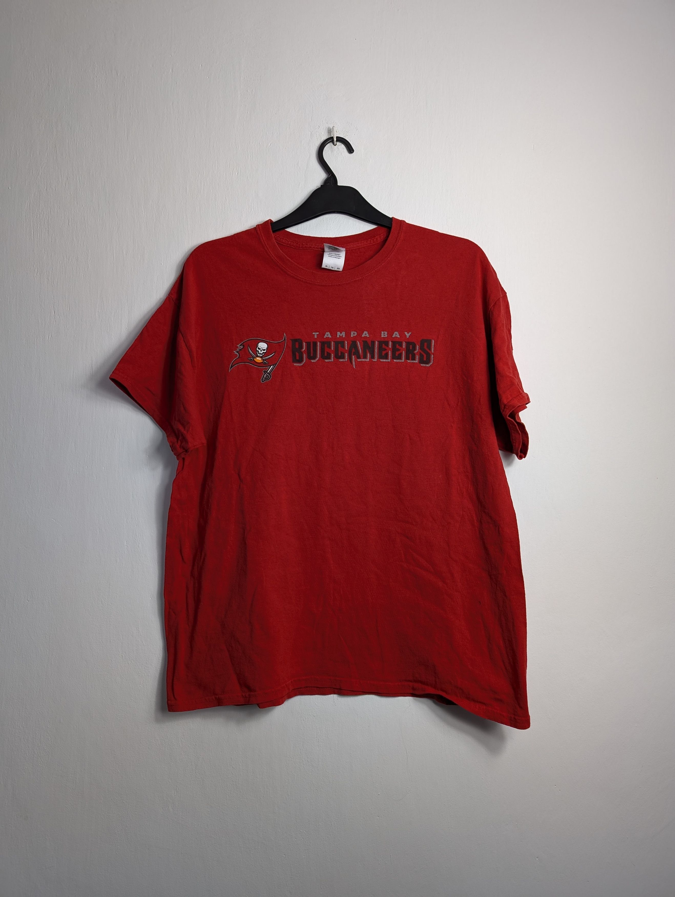 Gildan × NFL × Vintage Red Tampa Bay Buccaneers T-Shirt NFL Size US XL / EU 56 / 4 - 1 Thumbnail