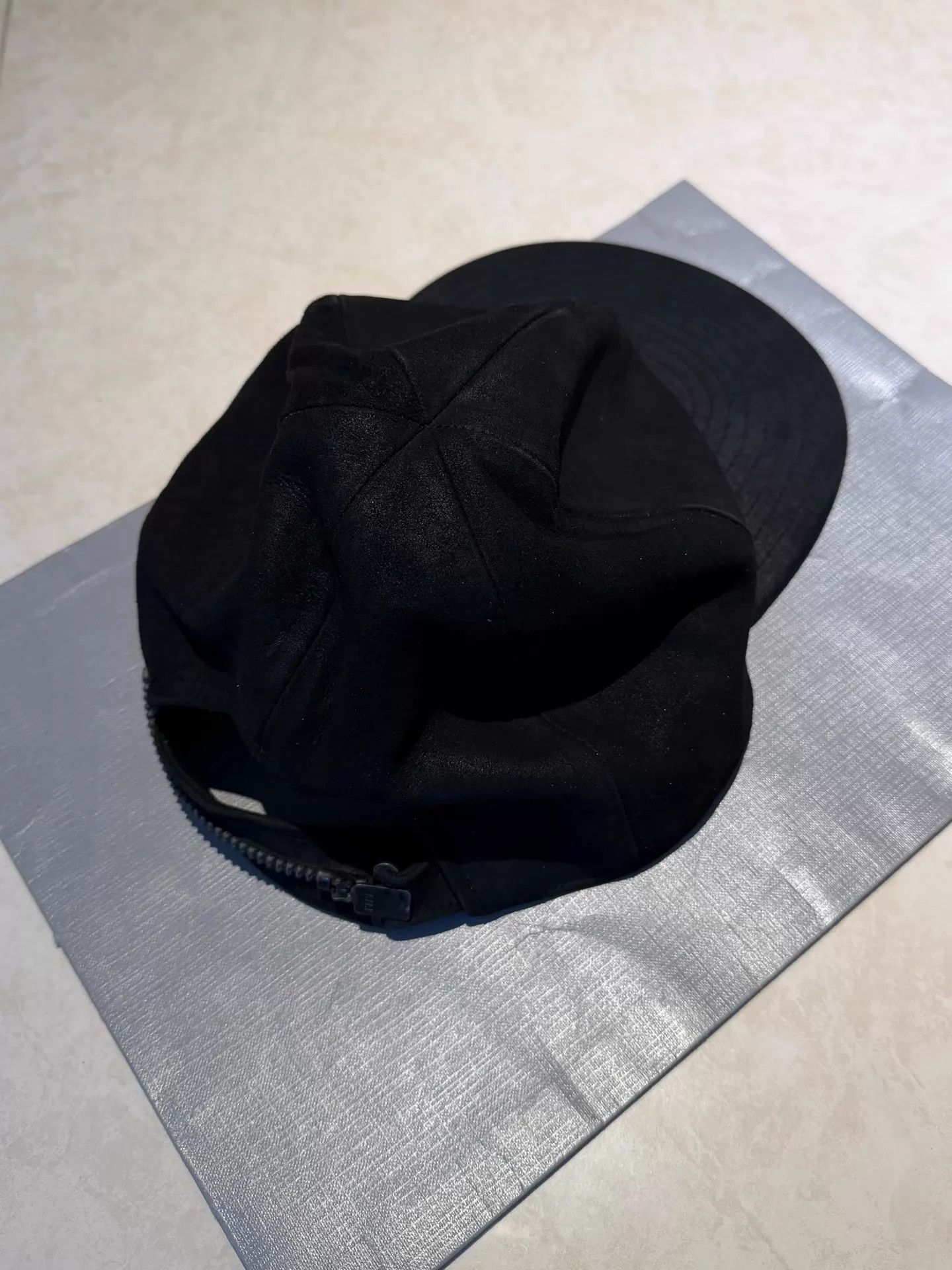 Julius julius_7 dark distressed suede & lambskin RIRI zipper cap Size ONE SIZE - 4 Thumbnail