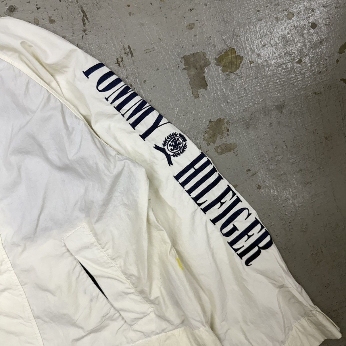 Tommy Hilfiger Vintage Tommy Hilfiger Spellout Windbreaker Jacket Size US L / EU 52-54 / 3 - 4 Thumbnail