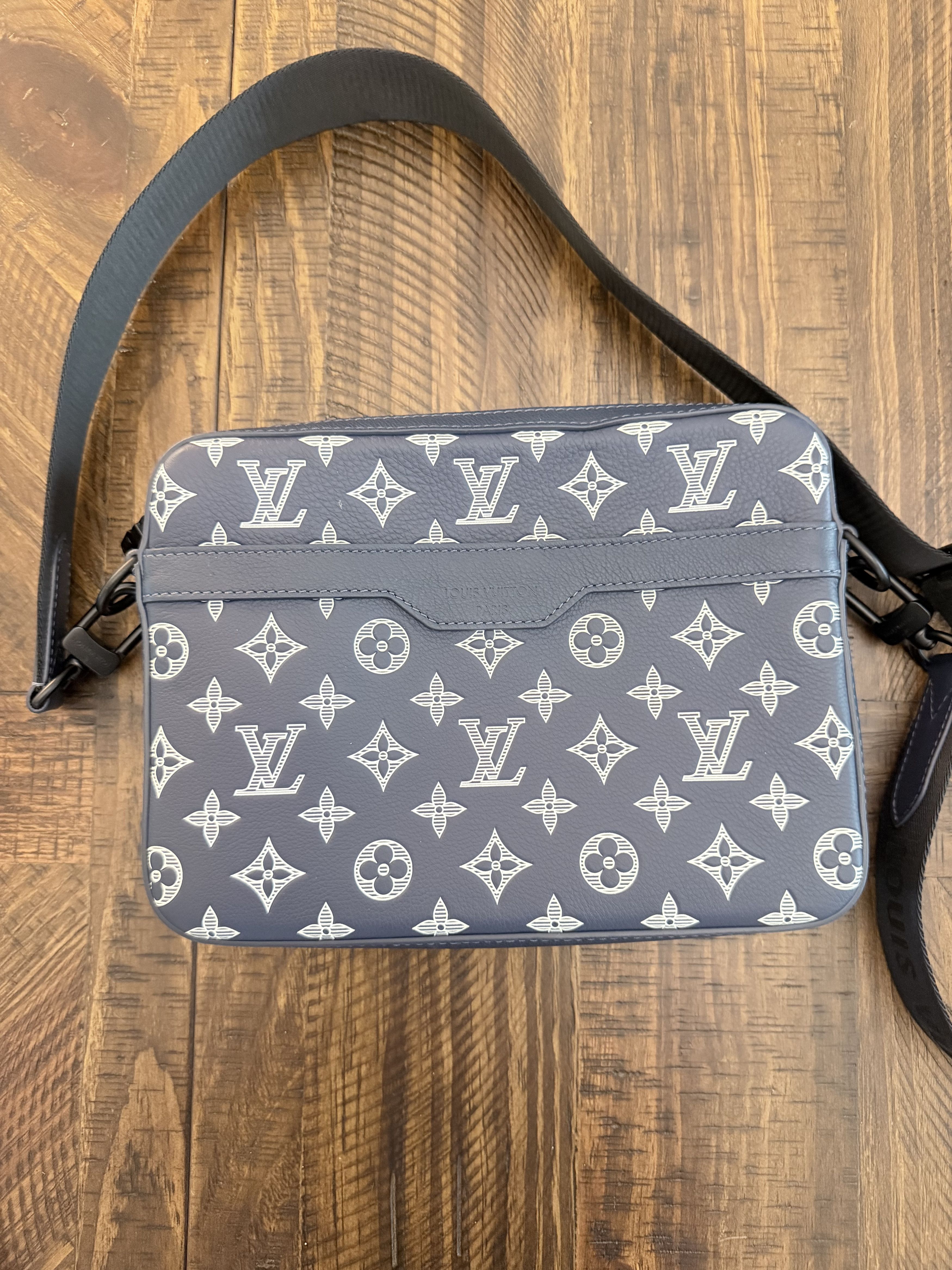 Louis Vuitton Trio Messenger Calfskin Monogram Shadow Ink Blue White Size ONE SIZE - 12 Thumbnail