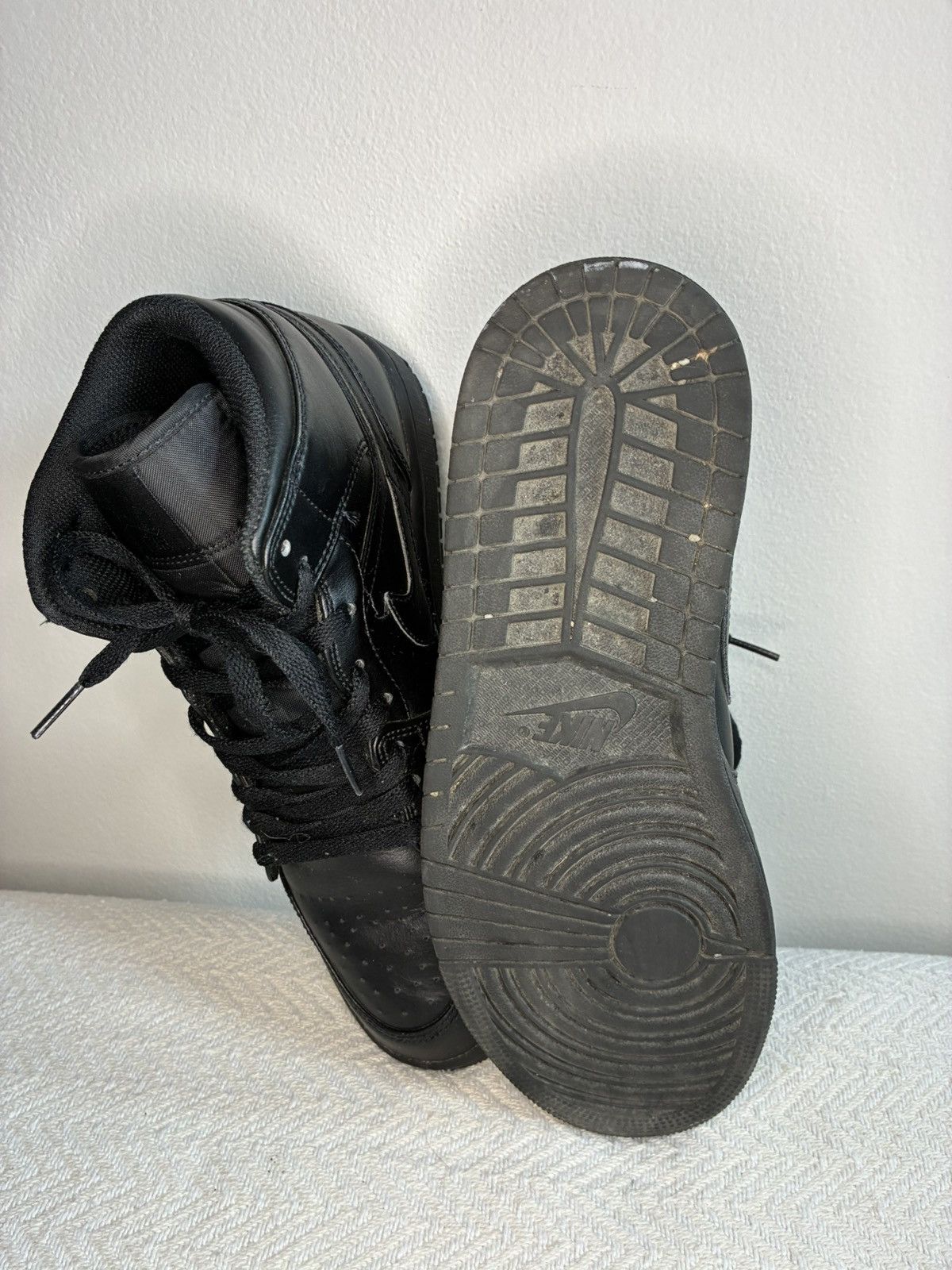 Jordan Brand Air Jordan 1 Mid "Triple Black" Size US 9 / EU 42 - 9 Thumbnail