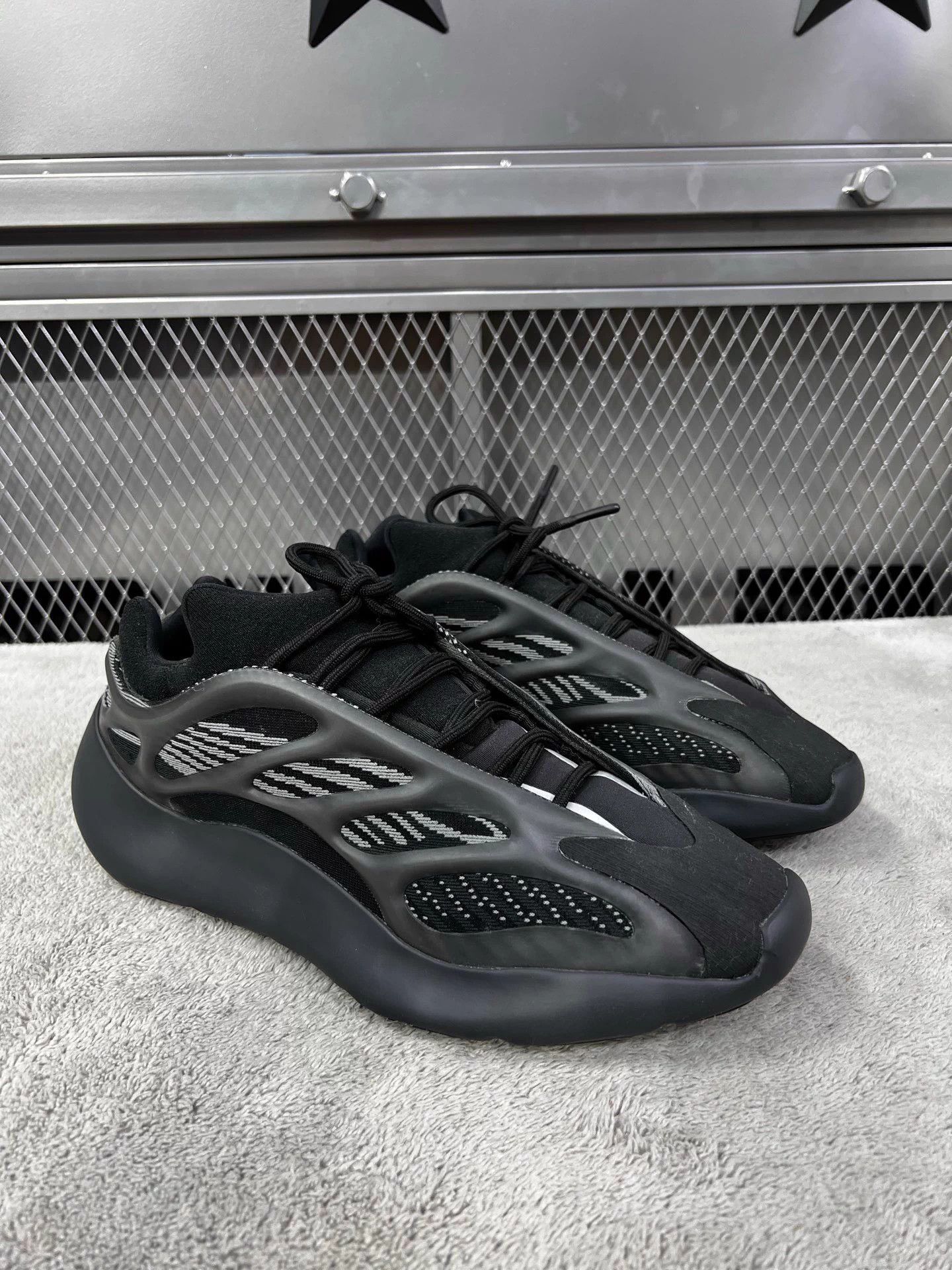 Adidas adidas Yeezy Boost 700 V3 Black Never Worn 44 Size US 11 / EU 44 - 3 Thumbnail