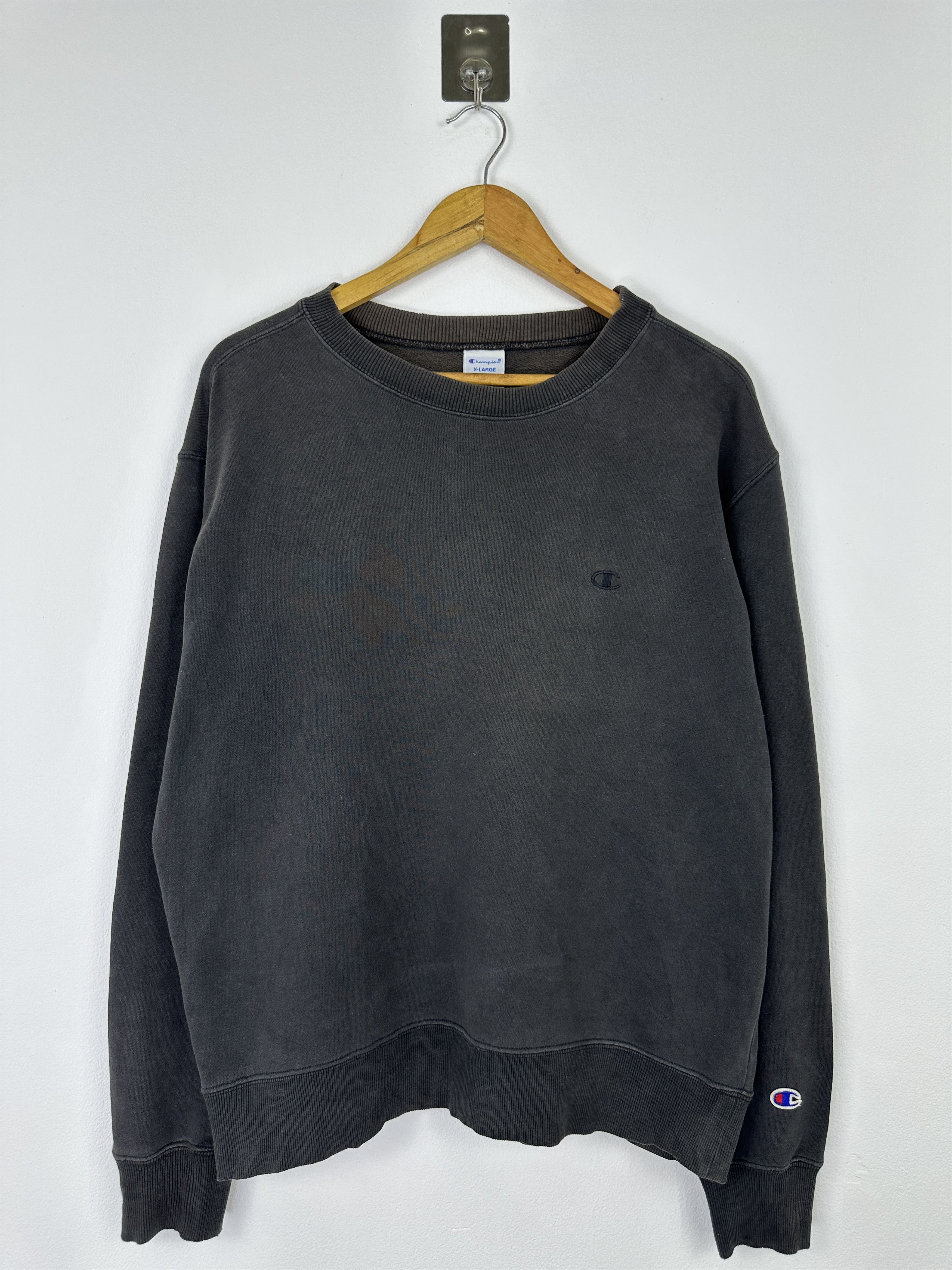 Champion Vintage Champion Sun Faded Black Crewneck Size XL BP0019 Size US XL / EU 56 / 4 - 1 Thumbnail