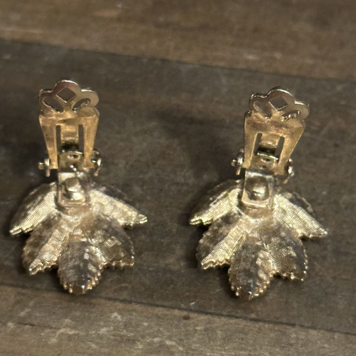 Vintage Vintage textured golden leaves clip on earrings with pearl Size ONE SIZE - 3 Thumbnail