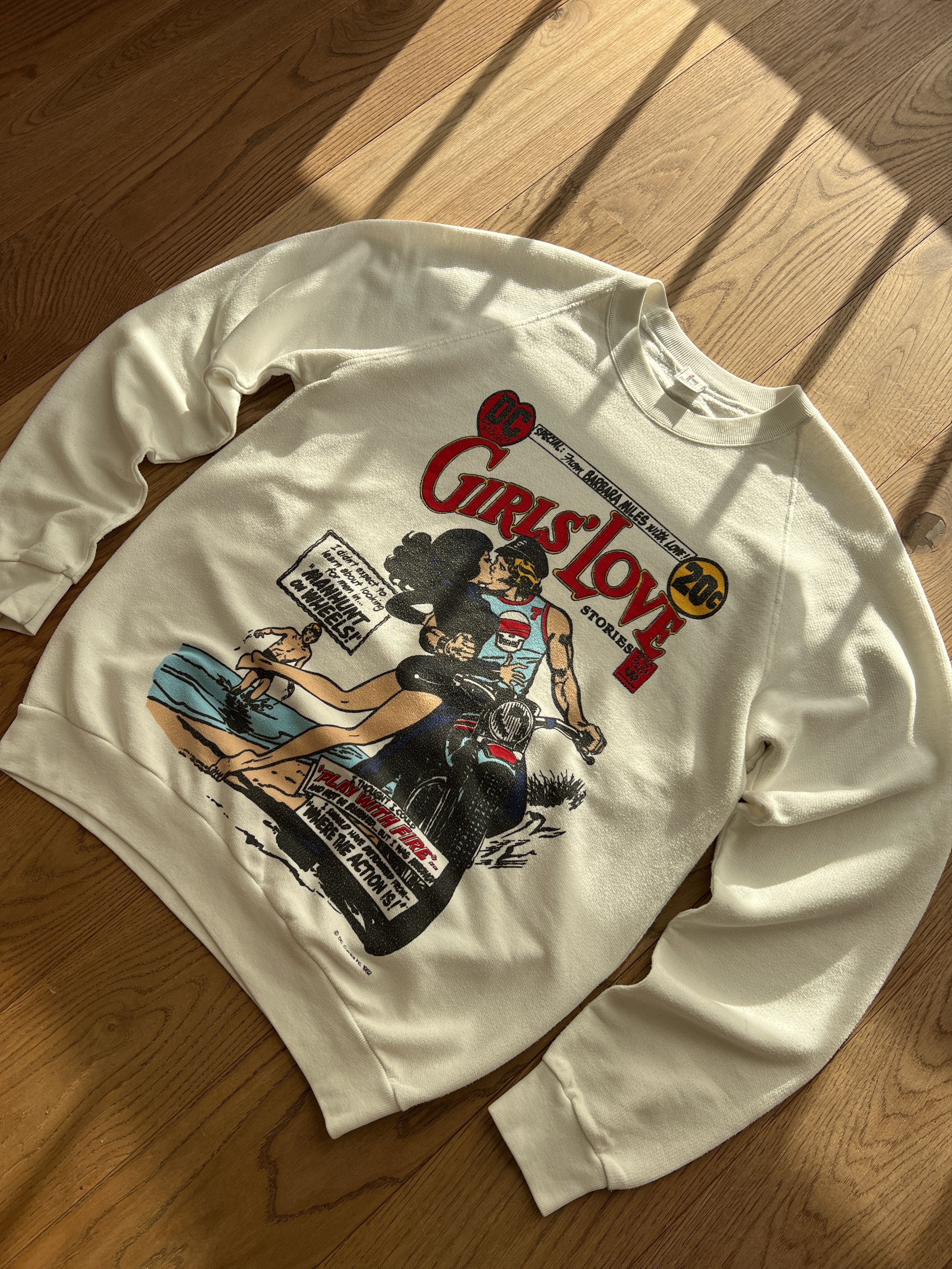 DC Comics Very rare! 1982 DC Comics Girls love stories sweatshirt Size US M / EU 48-50 / 2 - 19 Thumbnail