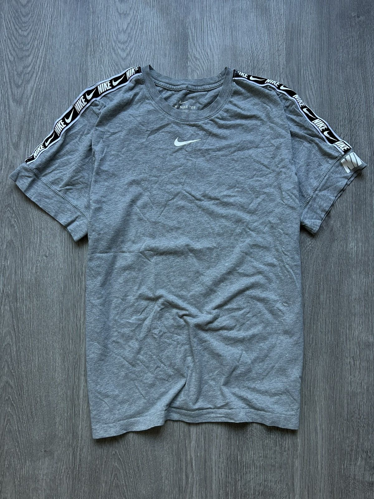 Nike T-SHIRT NIKE CENTRAL SWOOSH 🔘 STREETWEAR, SPORTSWEAR 🔘 L Size US L / EU 52-54 / 3 - 1 Thumbnail